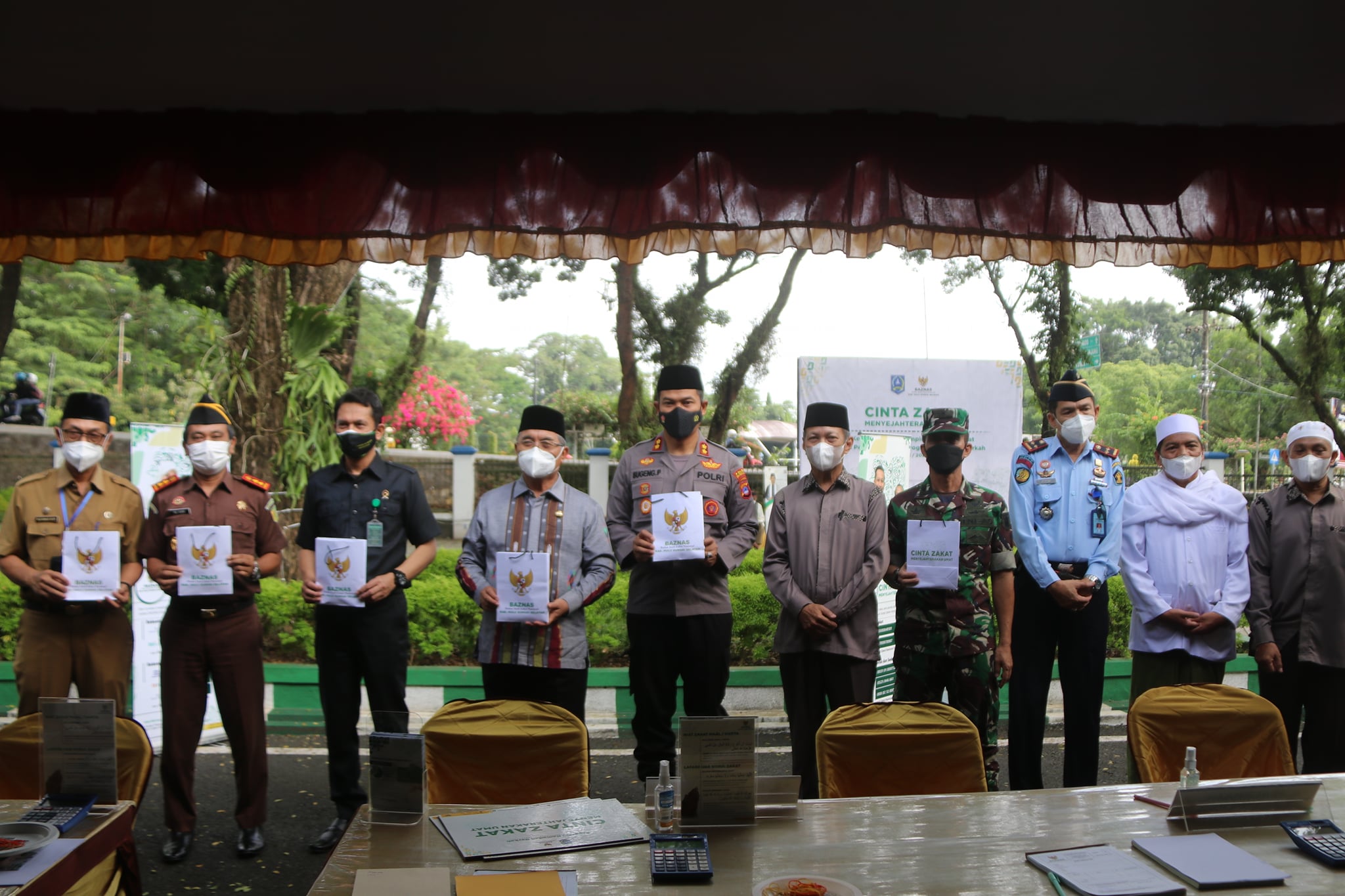 Jajaran Pemkab HSS Salurkan Zakat Lewat Gerakan “Cinta Zakat Menyejahterakan Umat” Baznas Kab. HSS