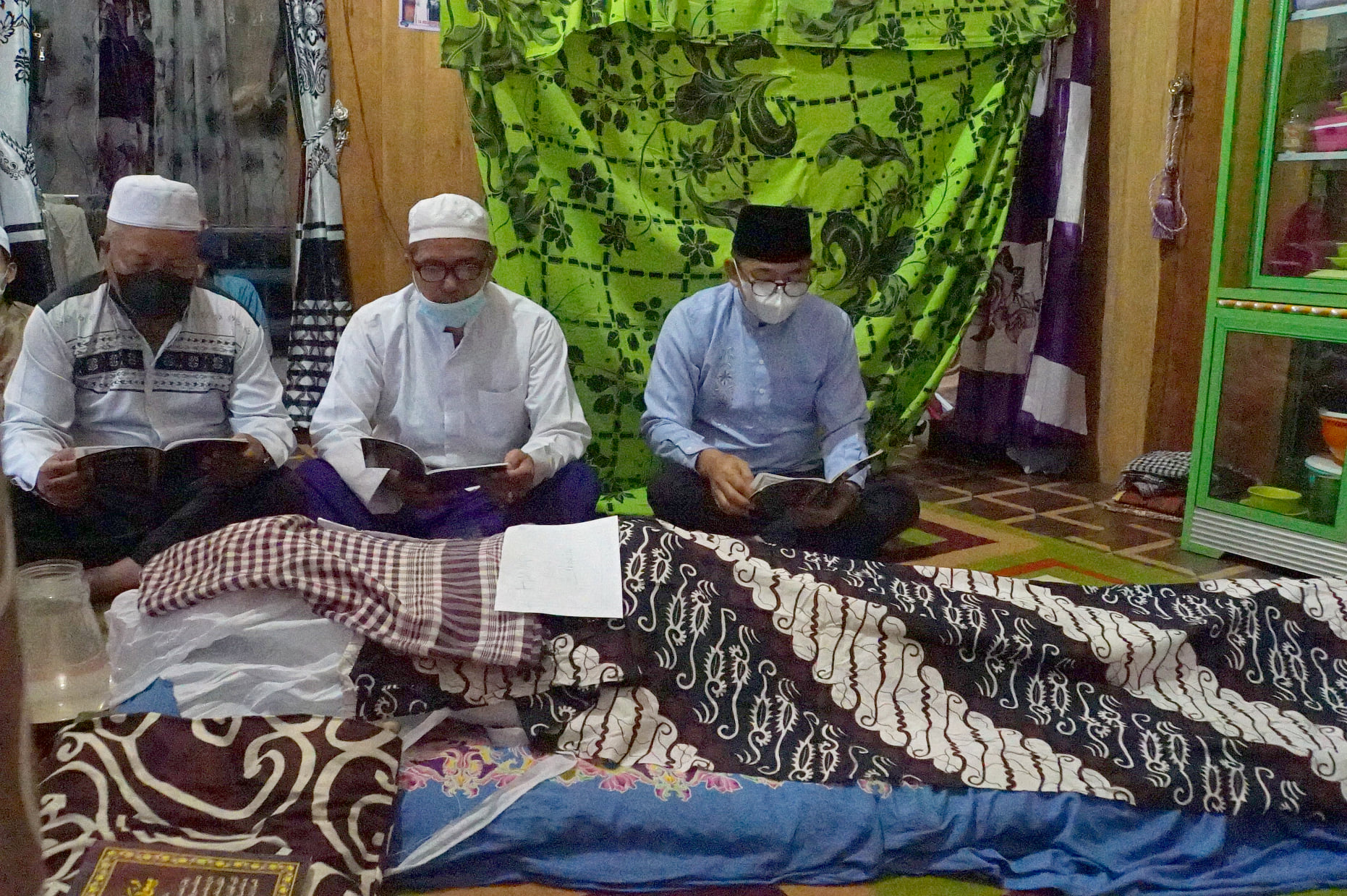 Turut Berdukacita, Wakil Bupati Hulu Sungai Selatan, Syamsuri Arsyad, S.AP, MA bertakziah ke rumah duka almarhum Hanafi bin Zakaria