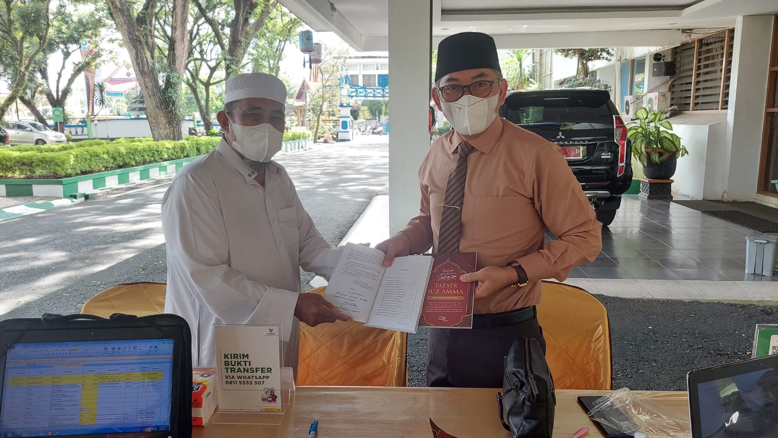 Wakil Bupati Hulu Sungai Selatan Menerima Hadiah Buku Tafsir Juz Amma