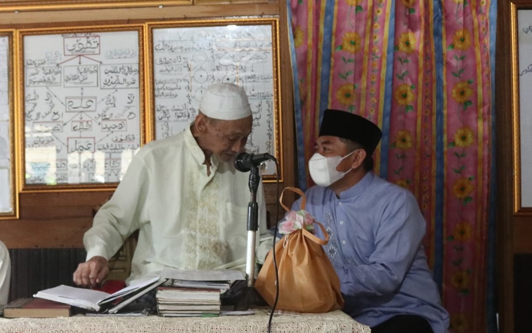 Wakil Bupati HSS bersilaturahmi dengan Tuan Guru H. Muhammad Aini