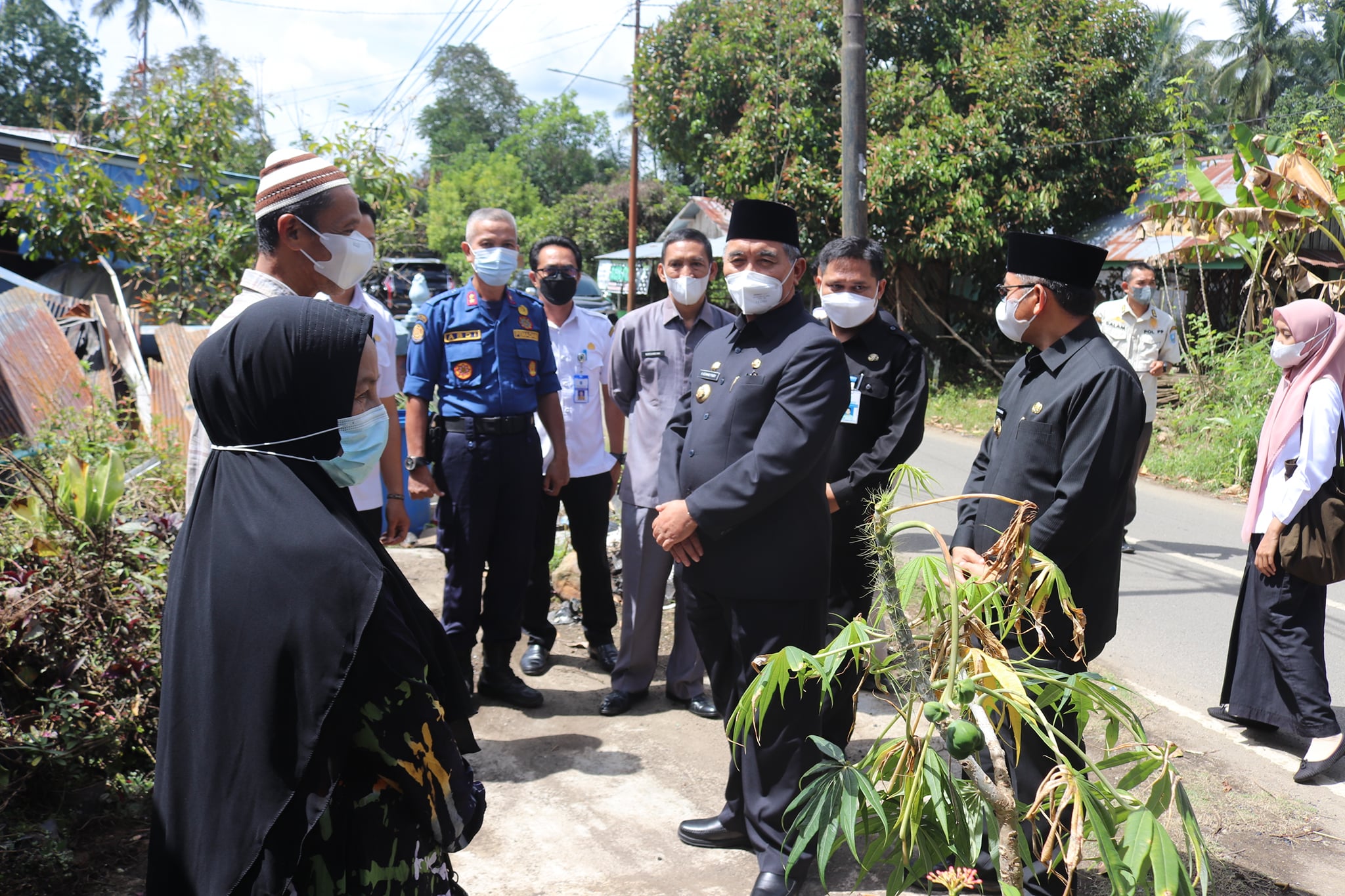 Pemkab HSS Serahkan Bantuan Uang Tunai dan Dokumen Kependudukan Kepada Korban Musibah Kebakaran Desa Baluti
