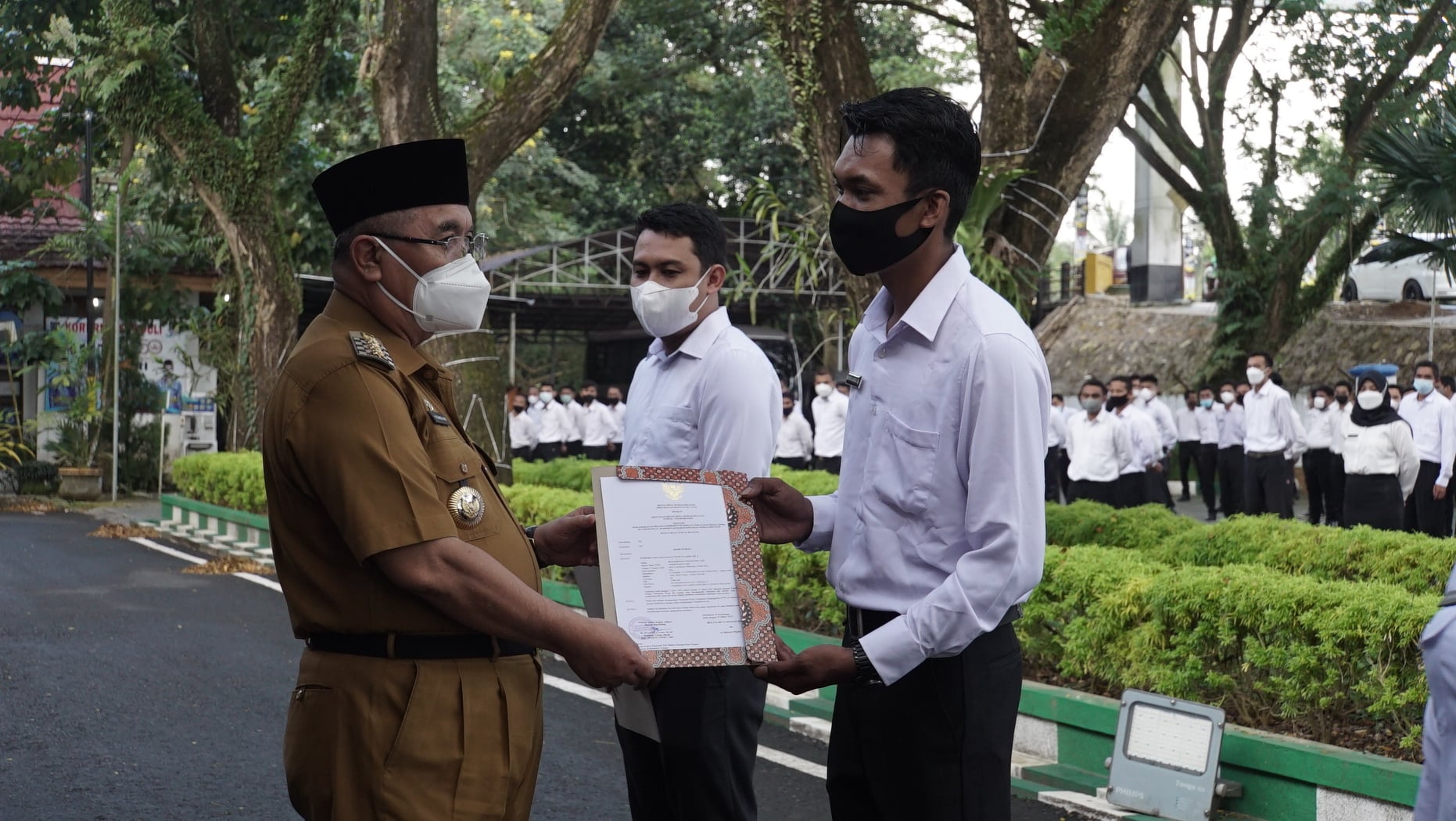 Bupati Hulu Sungai Selatan menyerahkan Surat Keputusan penempatan ASN PPPK Guru formasi tahun 2021 di lingkungan Pemkab. HSS