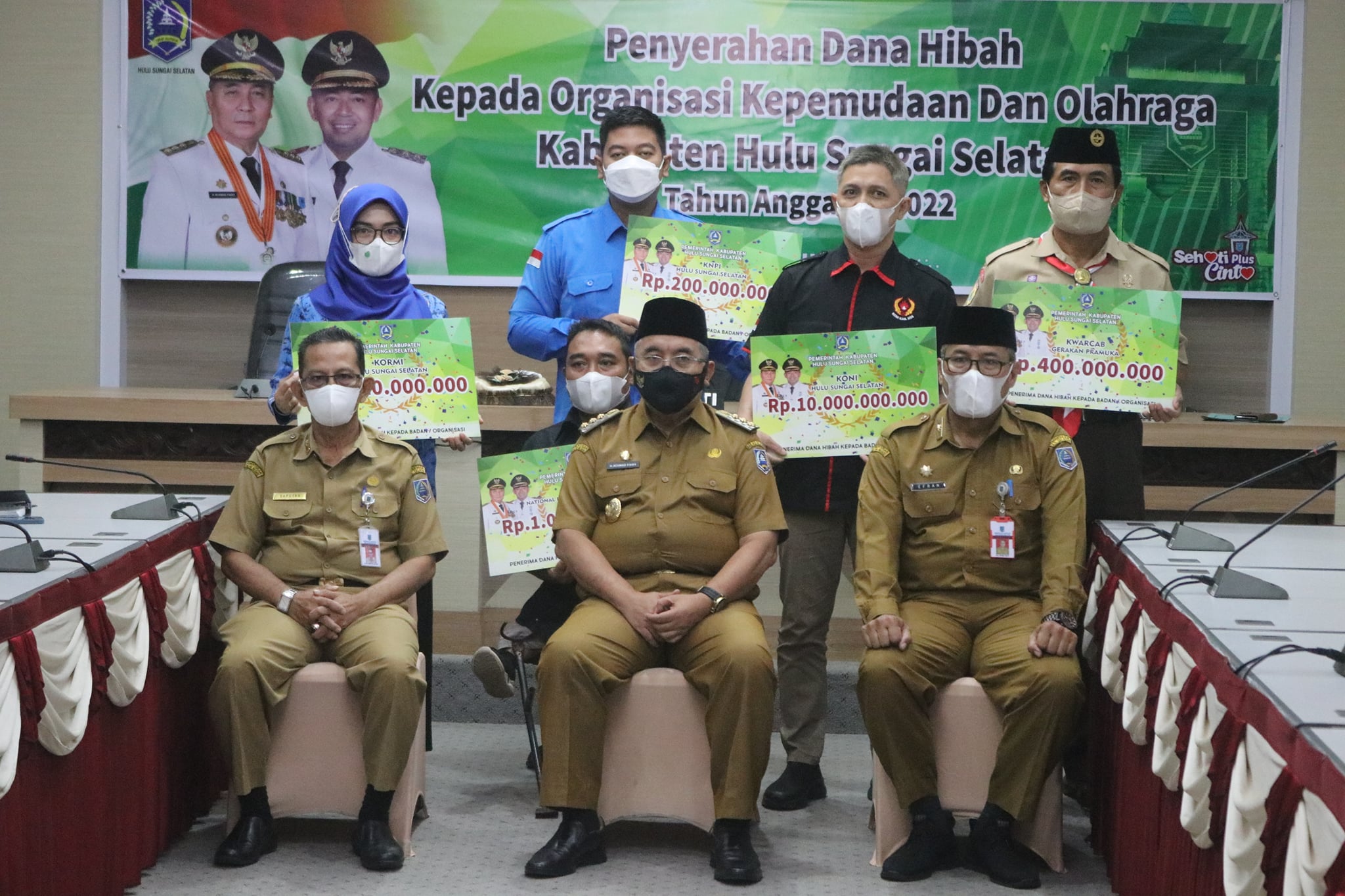 Bupati HSS Serahkan Dana Hibah Guna Dukung Organisasi Pemuda dan Olahraga