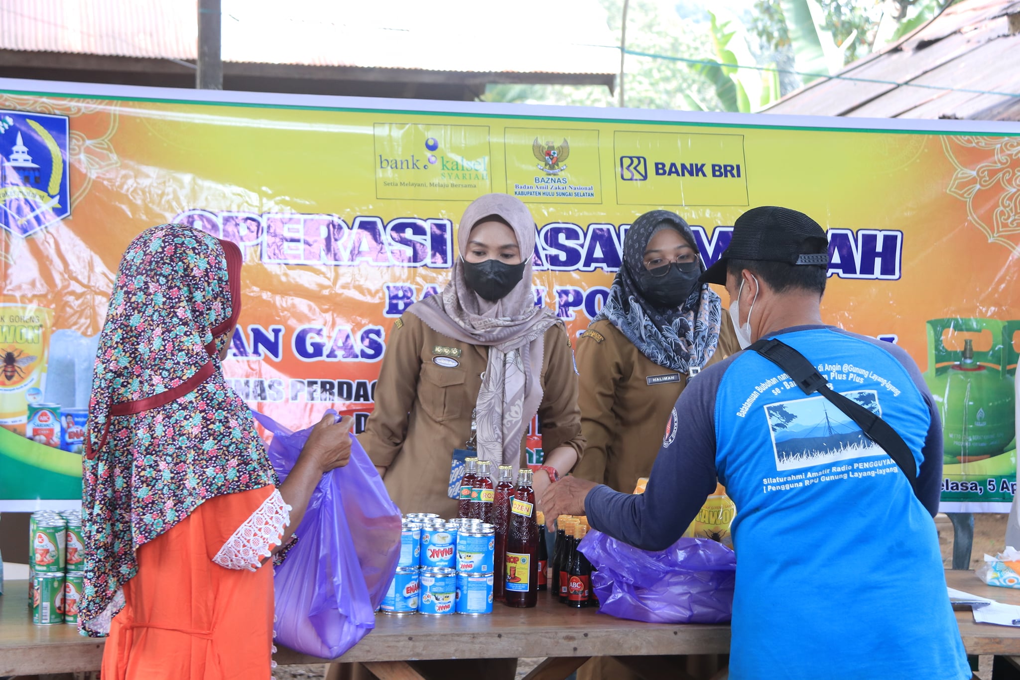 Masyarakat Desa Jelatang Antusias Dengan Diadakannya Operasi Pasar Murah yang Digelar Dinas Perdangangan HSS