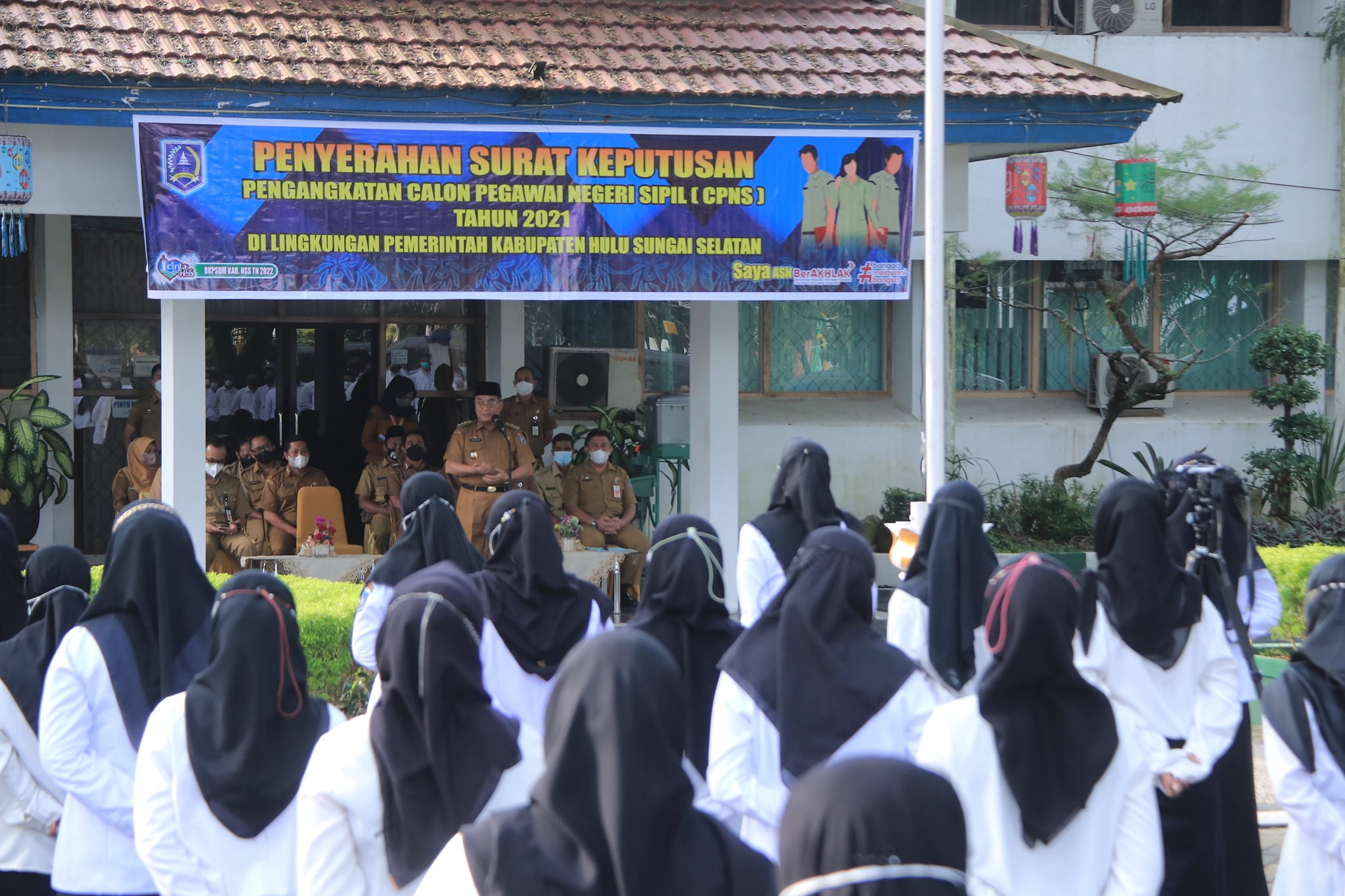 Serahkan 315 SK CPNS Tahun 2021, Bupati HSS minta ASN Harus Menjadi Teladan di Masyarakat