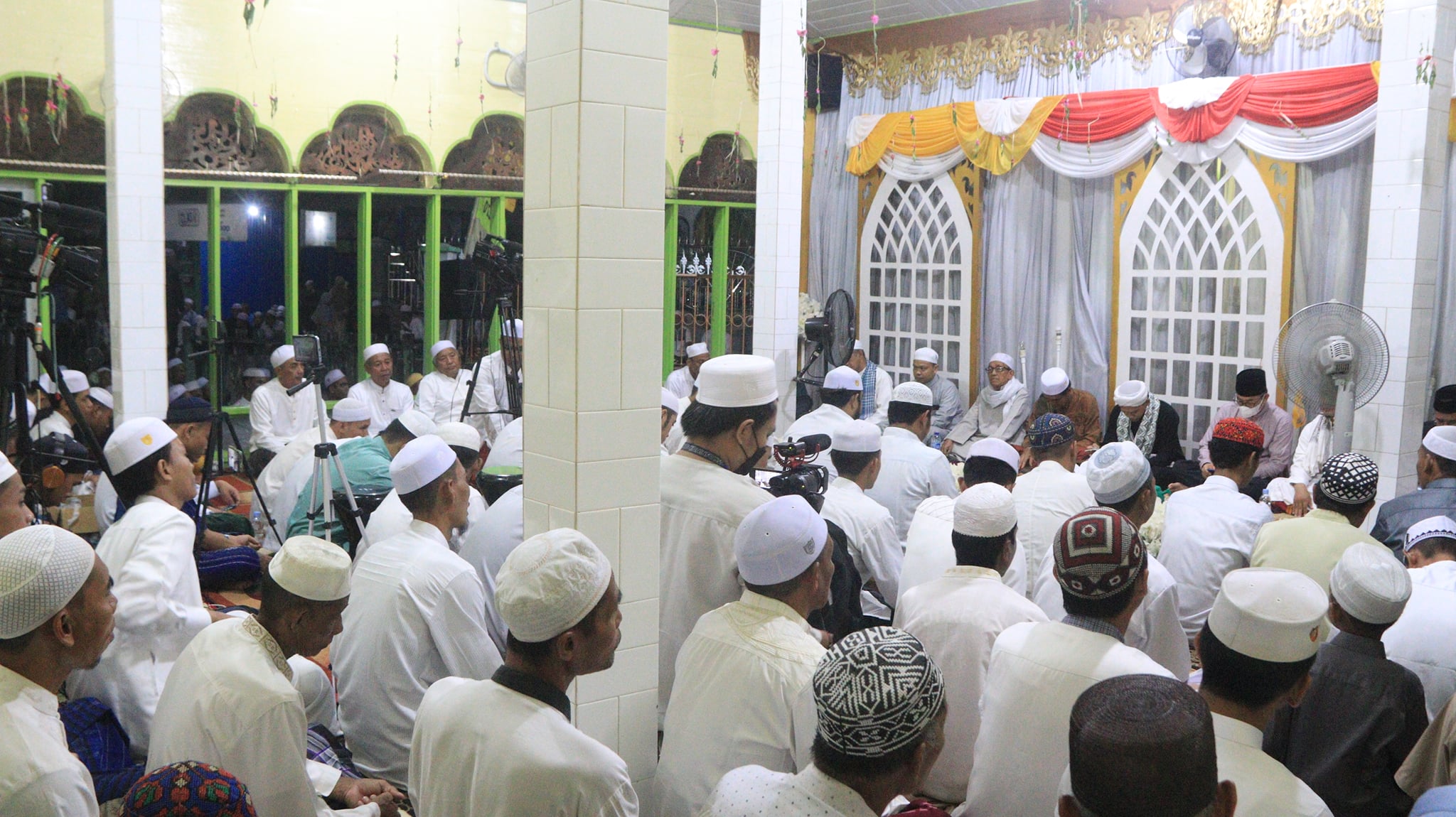 WAKIL BUPATI MENGHADIRI PERINGATAN HAUL KE-216 SYEKH KH. MUHAMMAD ARSYAD AL BANJARY (DATU KELAMPAYAN) SEKALIGUS HAUL KE-119 SYEKH H. MUHAMMAD THAHER (DATU DAHA)