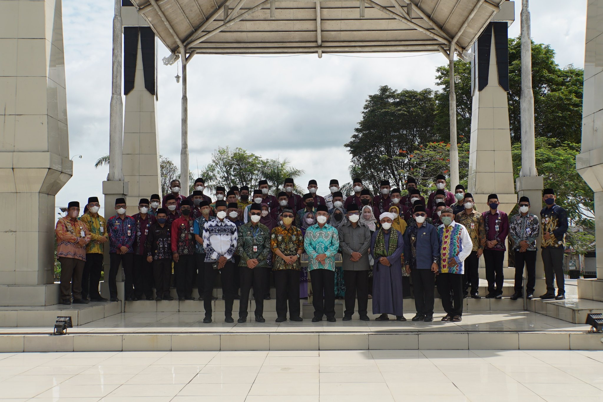 PEMERINTAH KAB. HSS MELAKSANAKAN ZIARAH KE MAKAN PAHLAWAN NASIONAL DALAM RANGKA MEMPERINGATI HUT KE-73 PROKLAMASI GUBERNUR TENTARA ALRI DIVISI IV PERTAHANAN KALIMATAN SELATAN TAHUN 2022