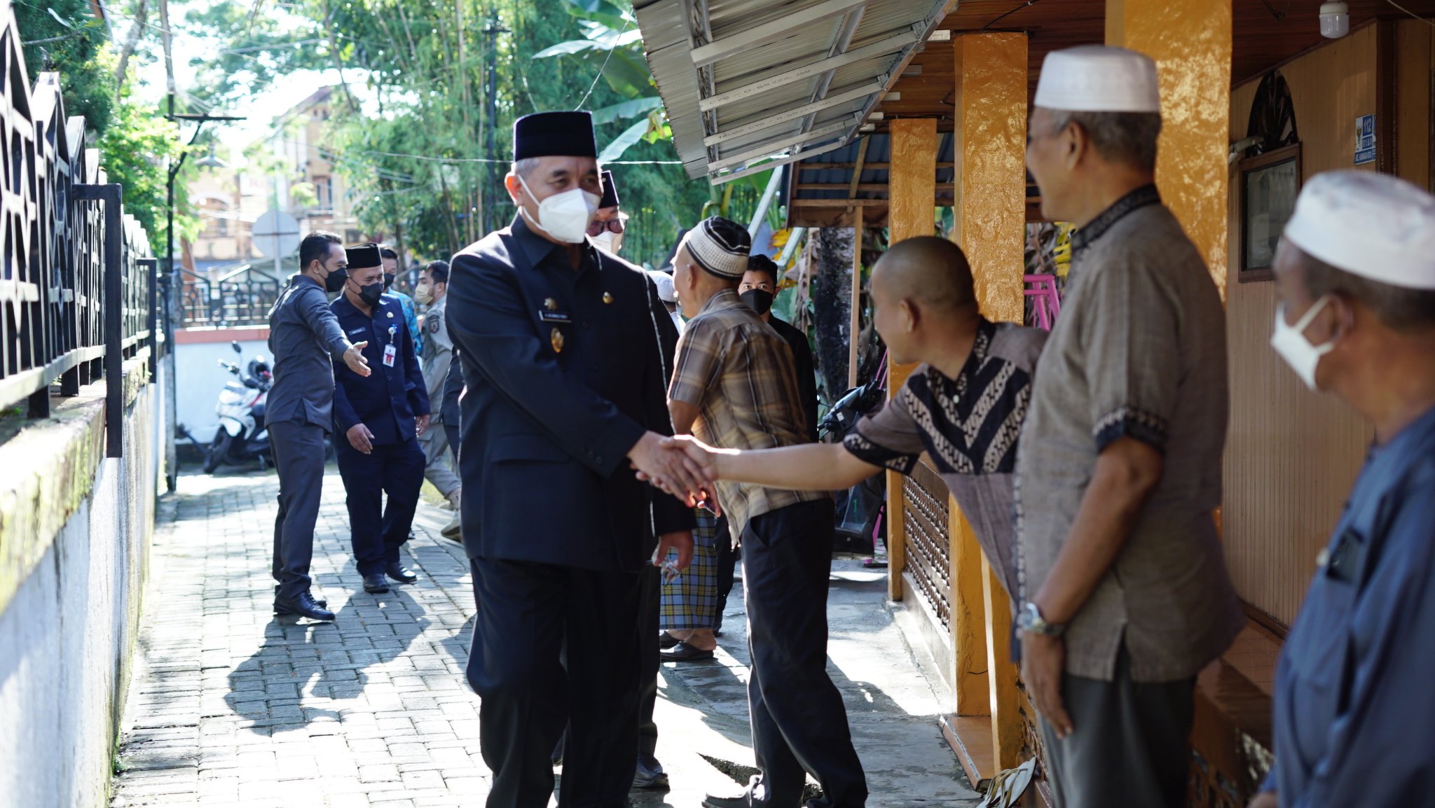BUPATI & WAKIL BUPATI HSS BERTAKZIAH KE RUMAH DUKA ALMARHUM M. HADARIANSYAH BIN ABDUL GAFFAR
