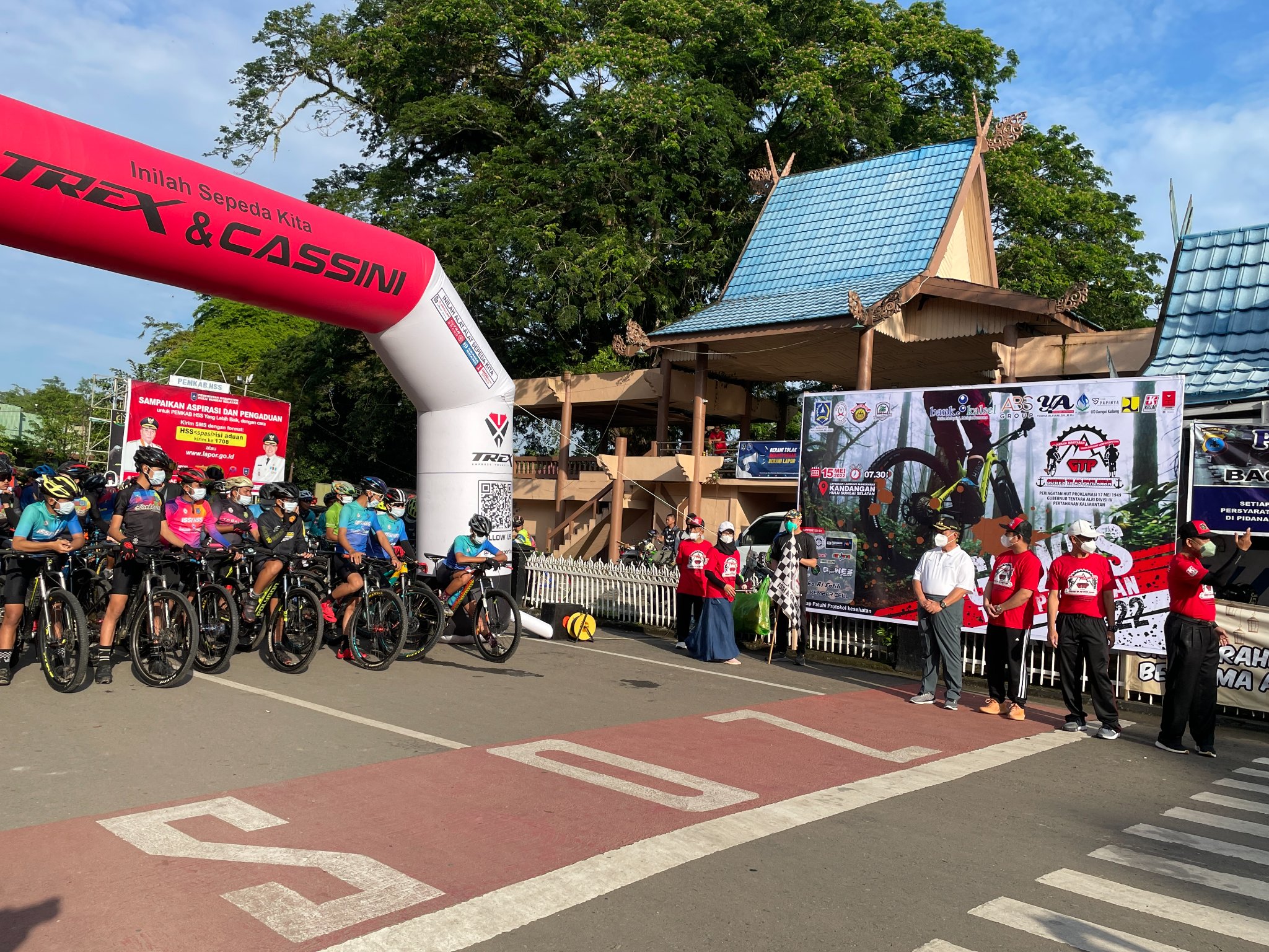 PERINGATI HUT PROKLAMASI ALRI DIVISI IV KE 73 PERTAHANAN KALIMANTAN, BUPATI HSS MELEPAS PARA PESERTA GOWES TILAS PAHLAWAN