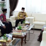 Bupati Hulu Sungai Selatan (HSS) Drs. H. Achmad Fikry M.AP terima kunjungan Ketua KPU Kab. HSS Nida Gulaili Rahmadina, S.Pd berserta anggota. Kamis (19/05)