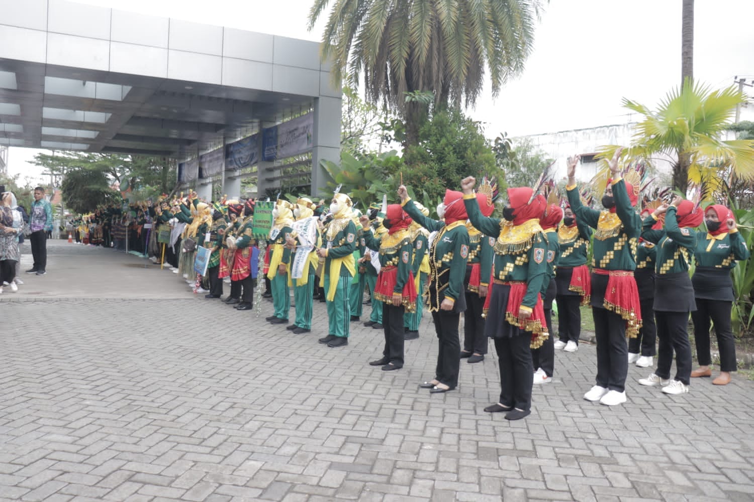 SEMANGAT KONTINGEN HULU SUNGAI SELATAN MERIAHKAN JAMBORE KADER POSYANDU TINGKAT PROVINSI KALIMANTAN SELATAN TAHUN 2022