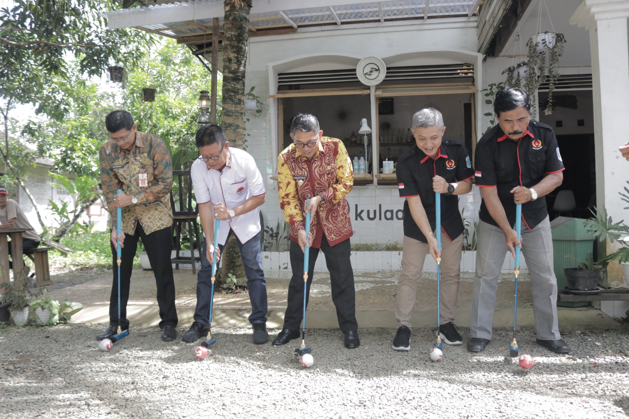 TERIMA KUNJUNGAN PERGATSI PROVINSI KALSEL, WABUP HSS RASAKAN SENSASI BERMAIN GATEBALL
