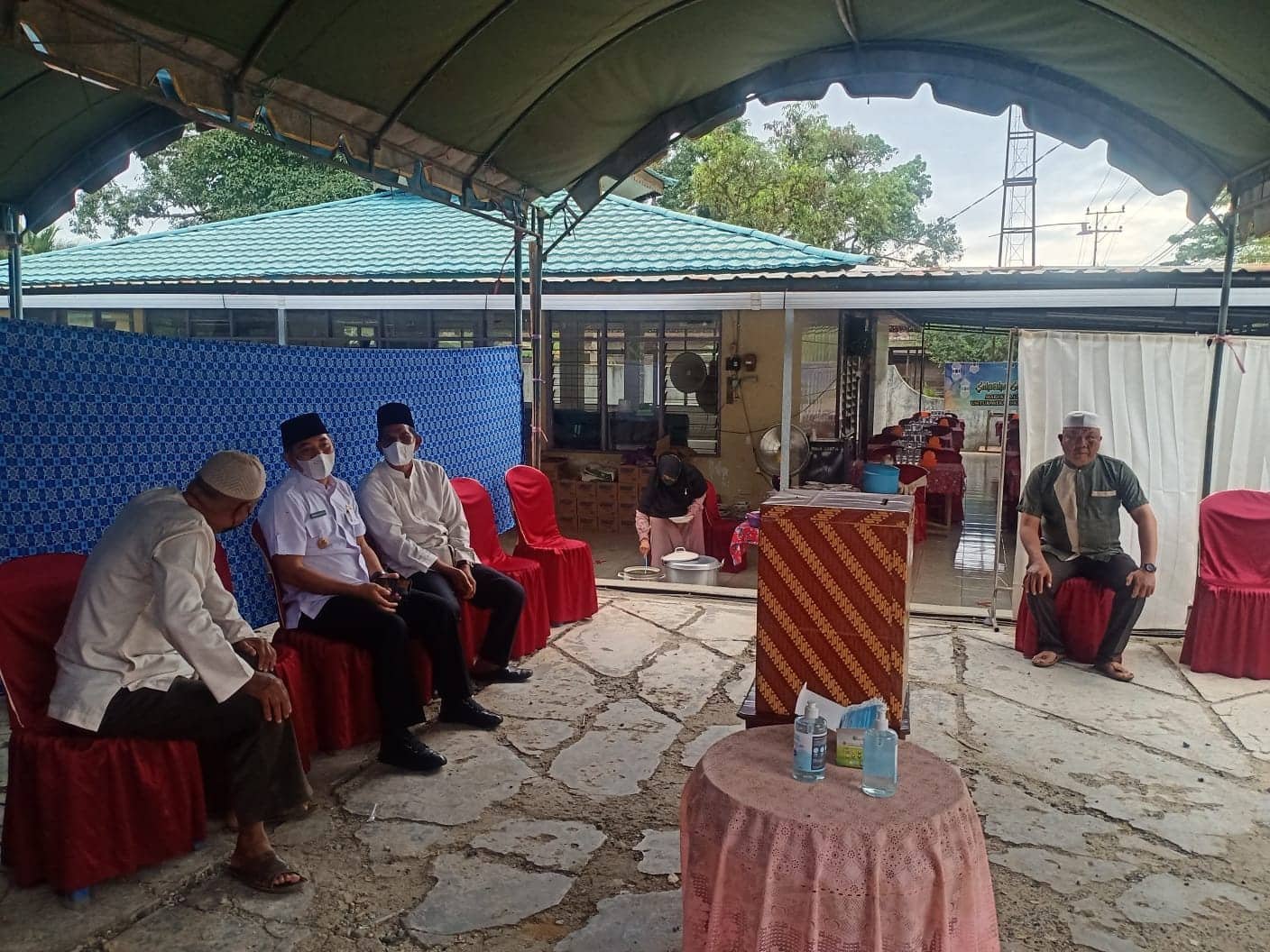 Wakil Bupati HSS Syamsuri Arsyad S.AP MA hadiri Saprah Amal di Mesjid Al Istiqamah Hariti.