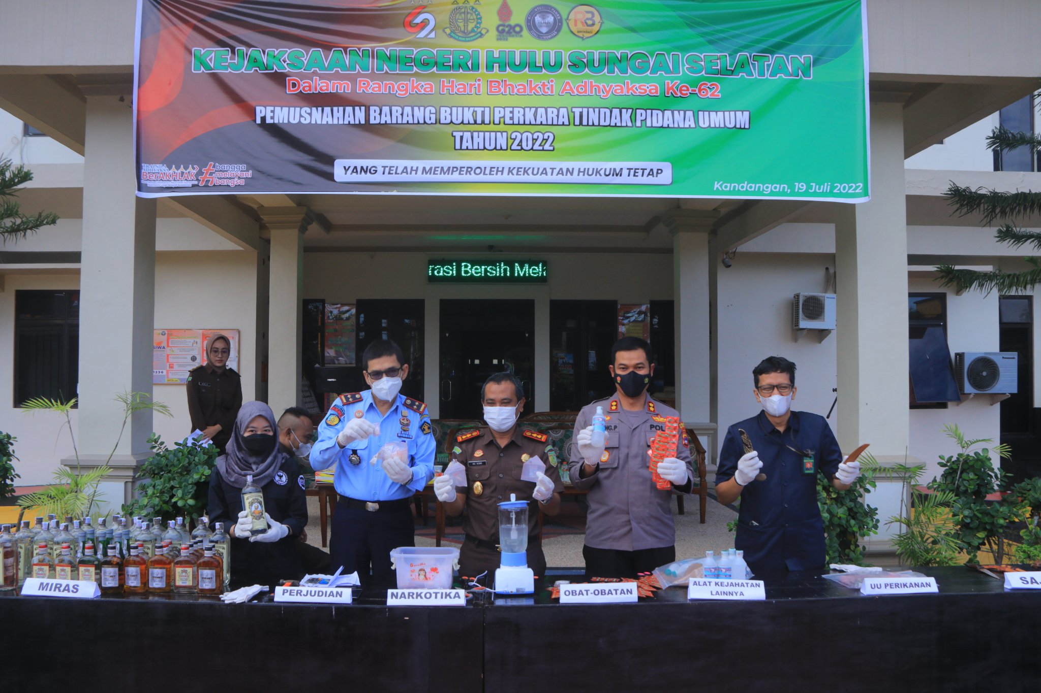 KEJAKSAAN NEGERI HSS LAKUKAN PEMUSNAHAN BARBUK BEBERAPA TINDAK PIDANA KEJAHATAN DARI PERIODE BULAN AGUSTUS 2021 – BULAN JUNI 2022