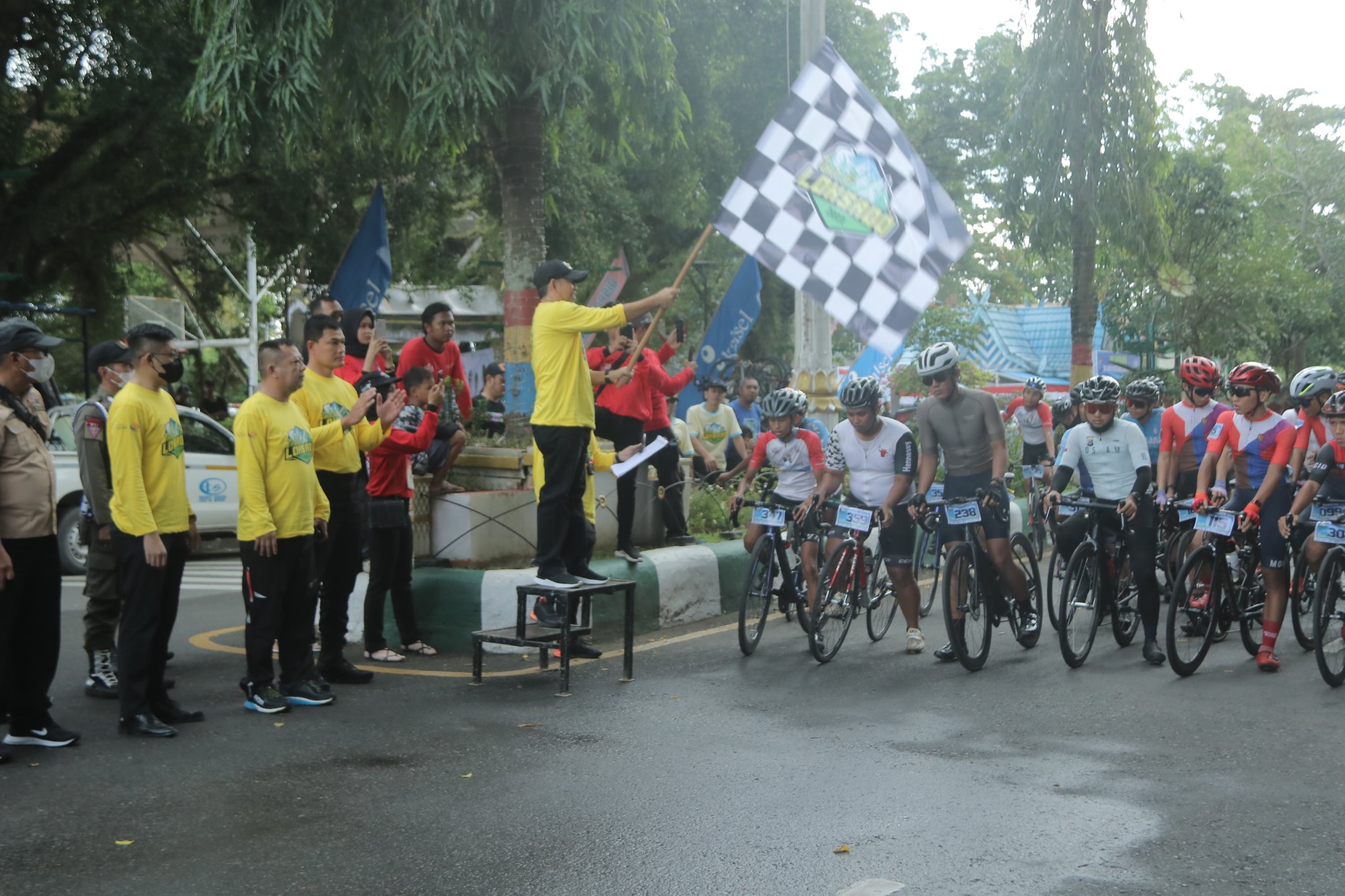 WAKIL BUPATI HSS LEPAS 440 GOWESER TOUR DE LOKSADO 2022