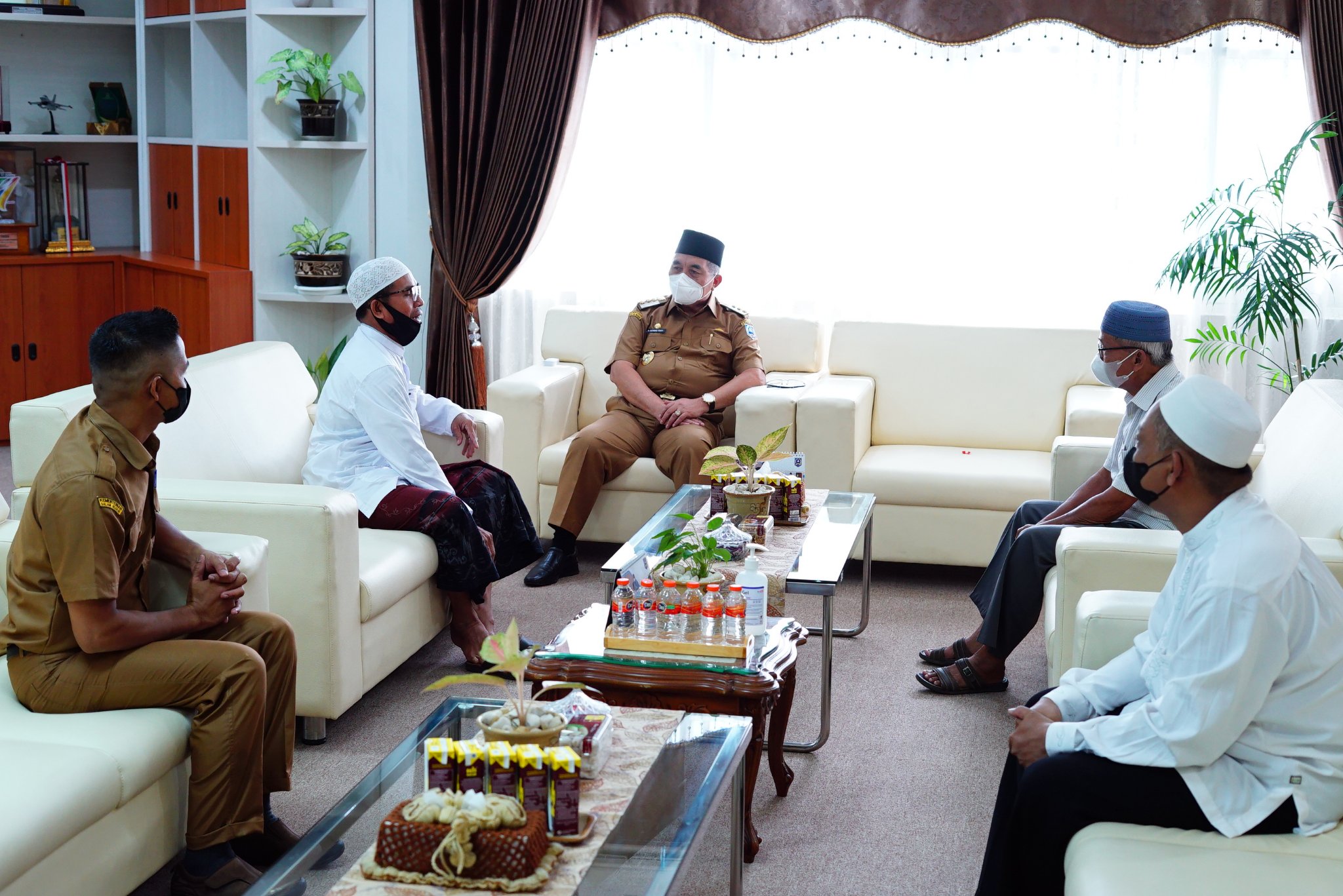 Bupati HSS Drs. H. Achmad Fikry M.AP terima kunjungan Pengurus Mesjid Munawwaratul Hasanah Desa Gumbil, Senin (08/08)