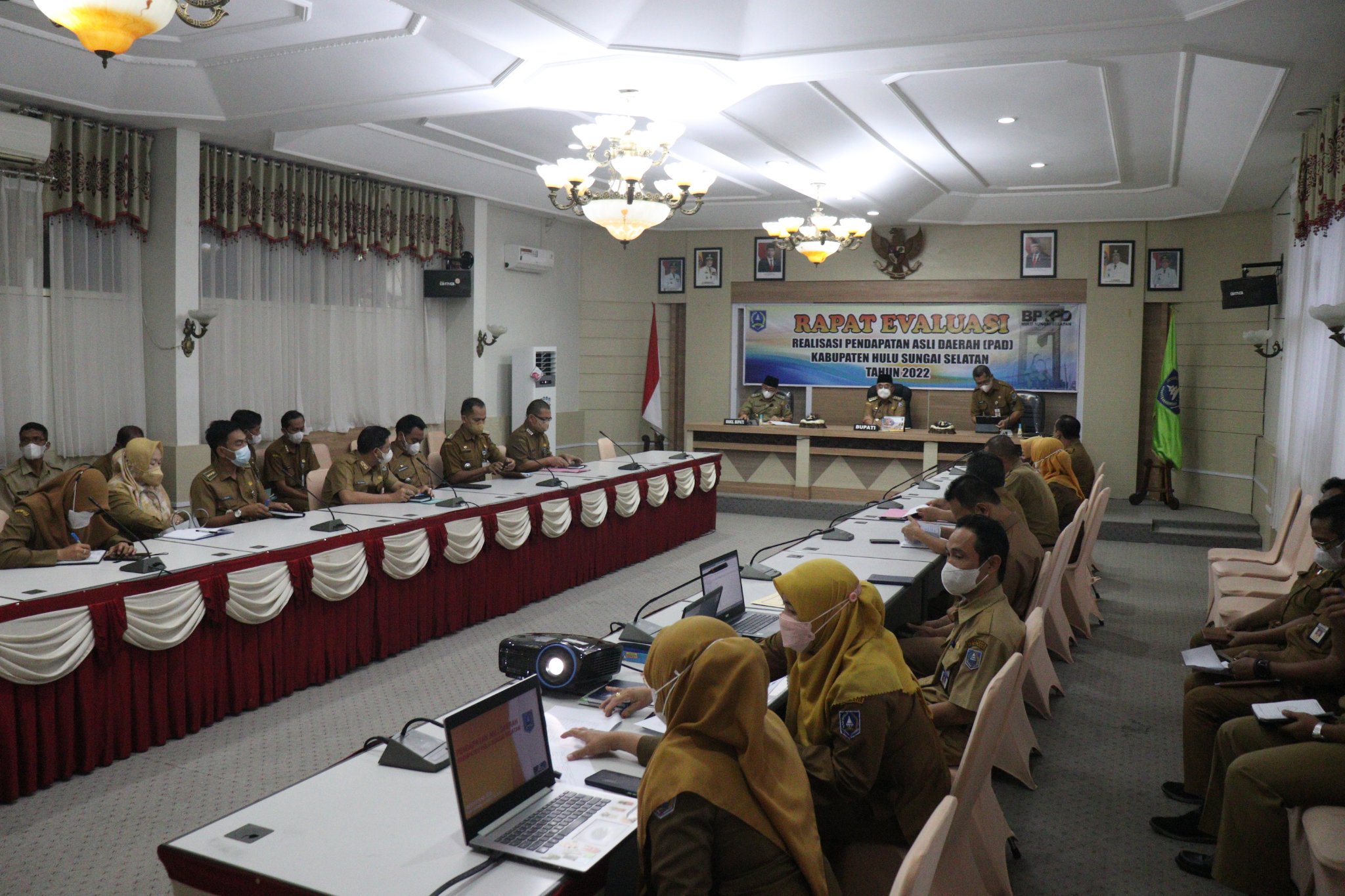 BUPATI HSS PIMPIN RAPAT EVALUASI REALISASI PENDAPATAN ASLI DAERAH
