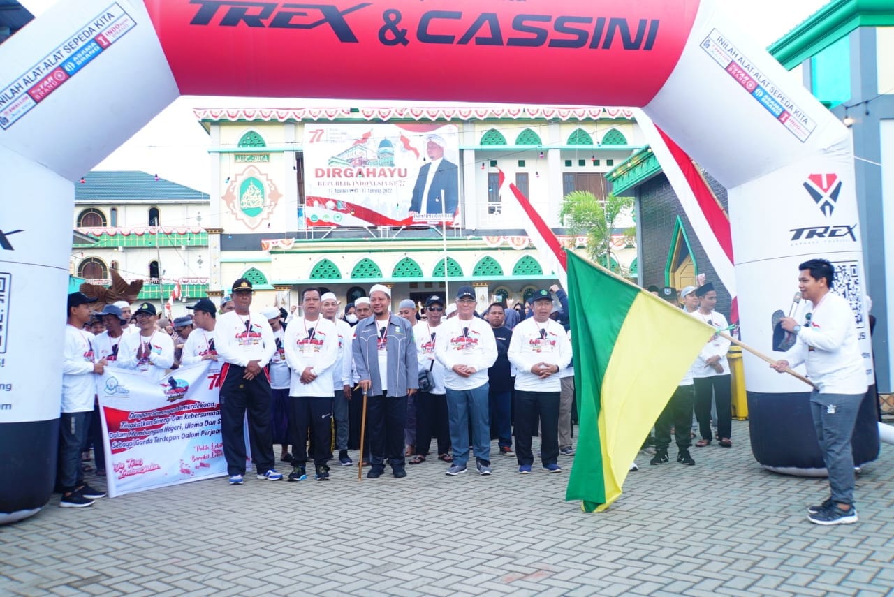 Bupati HSS Drs. H. Achmad Fikry M.AP Jalan Santai dan Semangat Bersama Keluarga Besar Abna As-Syairazi