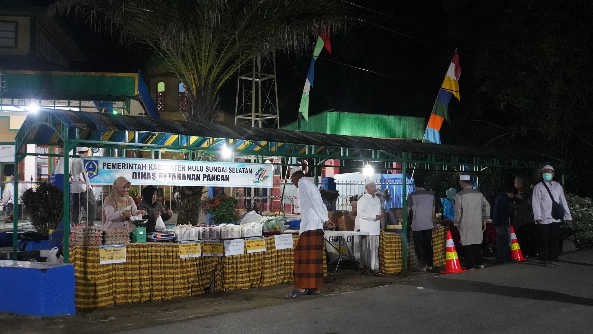 Bupati HSS Meninjau Pasar Murah Basubuhan