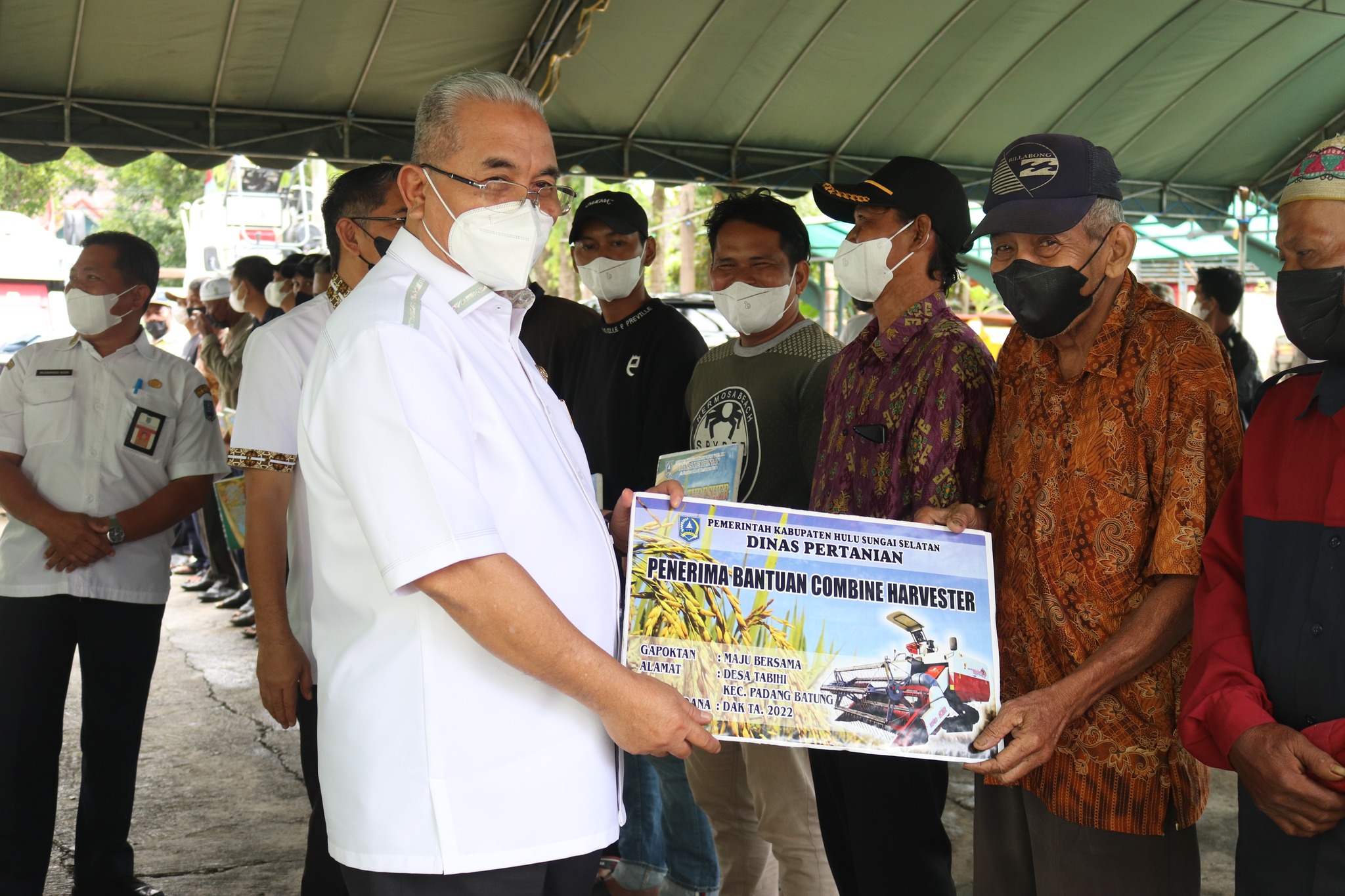 Bupati HSS Serahkan Bantuan Alsintan Kepada 19 Poktan
