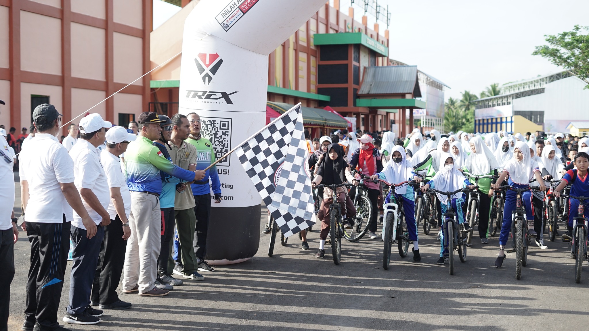 Pemkab HSS Dalam Rangka HAORNAS Yang Ke – 39 Menggelar Senam Dan Fun Bike Sehati