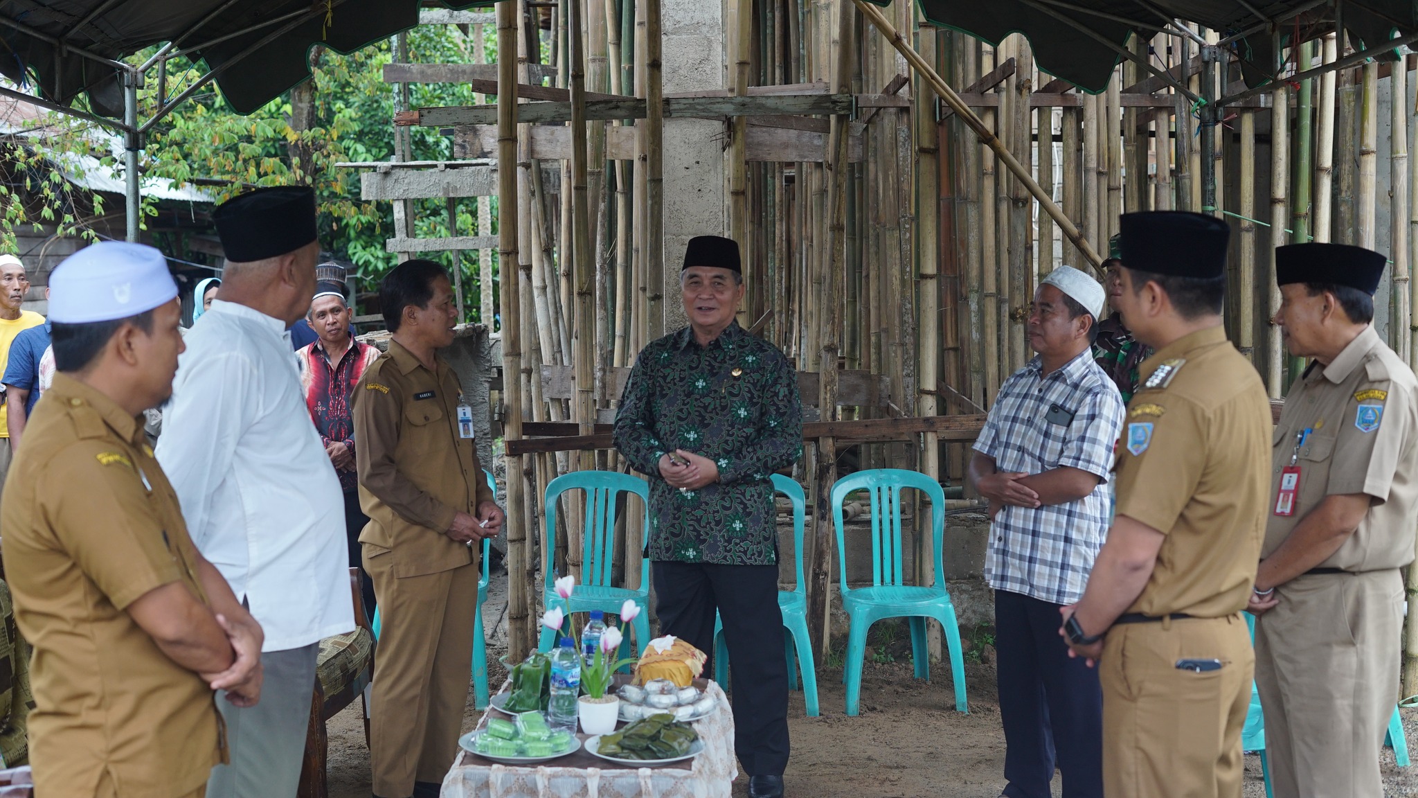 Bupati HSS Menyerahkan Bantuan Dana Pembangunan Langgar Darussyifa