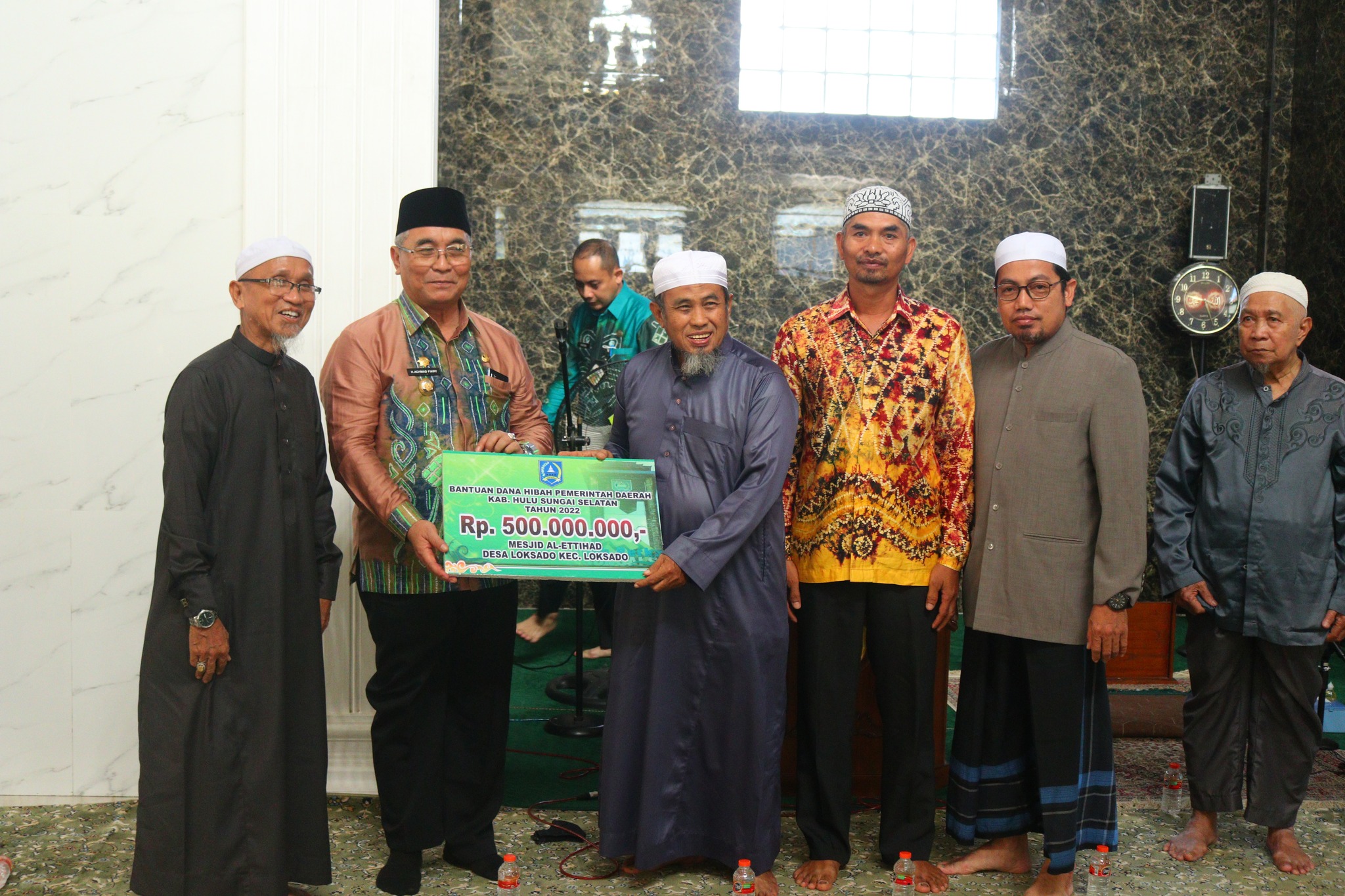 Pemkab HSS Serahkan Bantuan Dana Hibah Untuk Pembangunan Masjid Al-Falah Desa Gambah Dalam Dan Masjid Al-Ettihad Desa Loksado