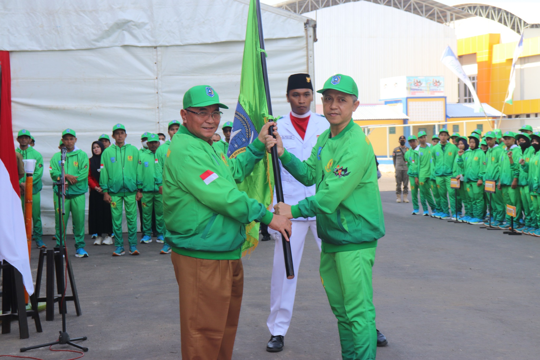 KONTINGEN TUAN RUMAH HSS RESMI DILEPAS OLEH BUPATI HSS UNTUK MENGIKUTI PORPROV XI KALSEL