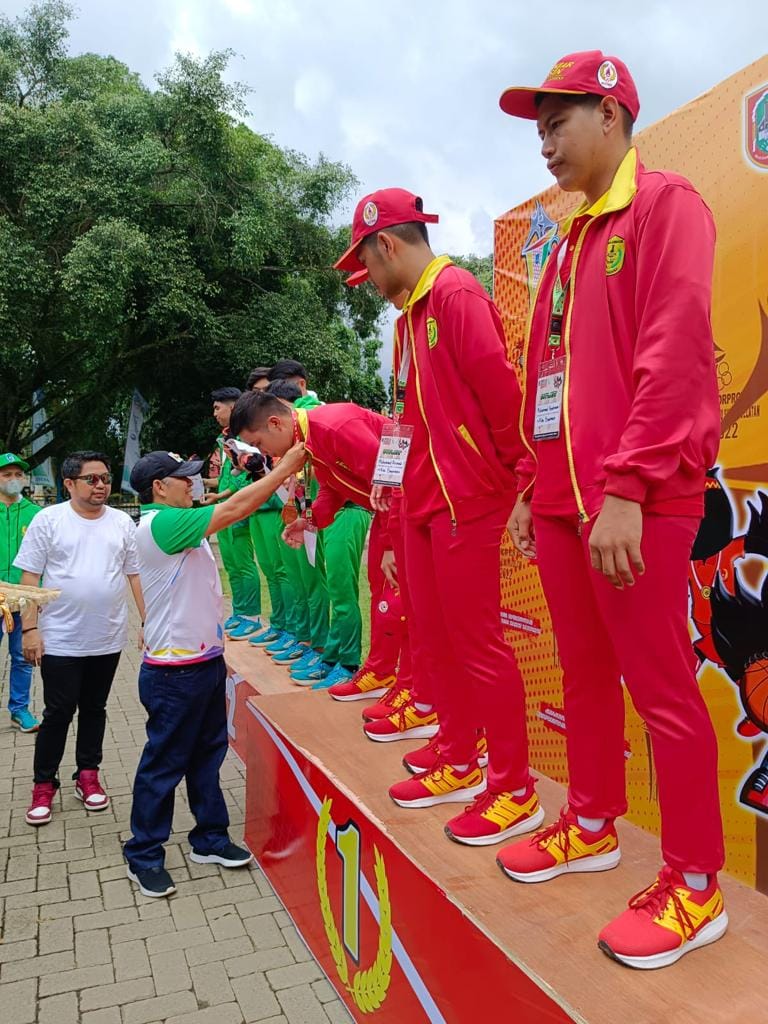 Wabup HSS Kalungkan Mendali Pemenang Cabang Olahraga (Cabor) Basket