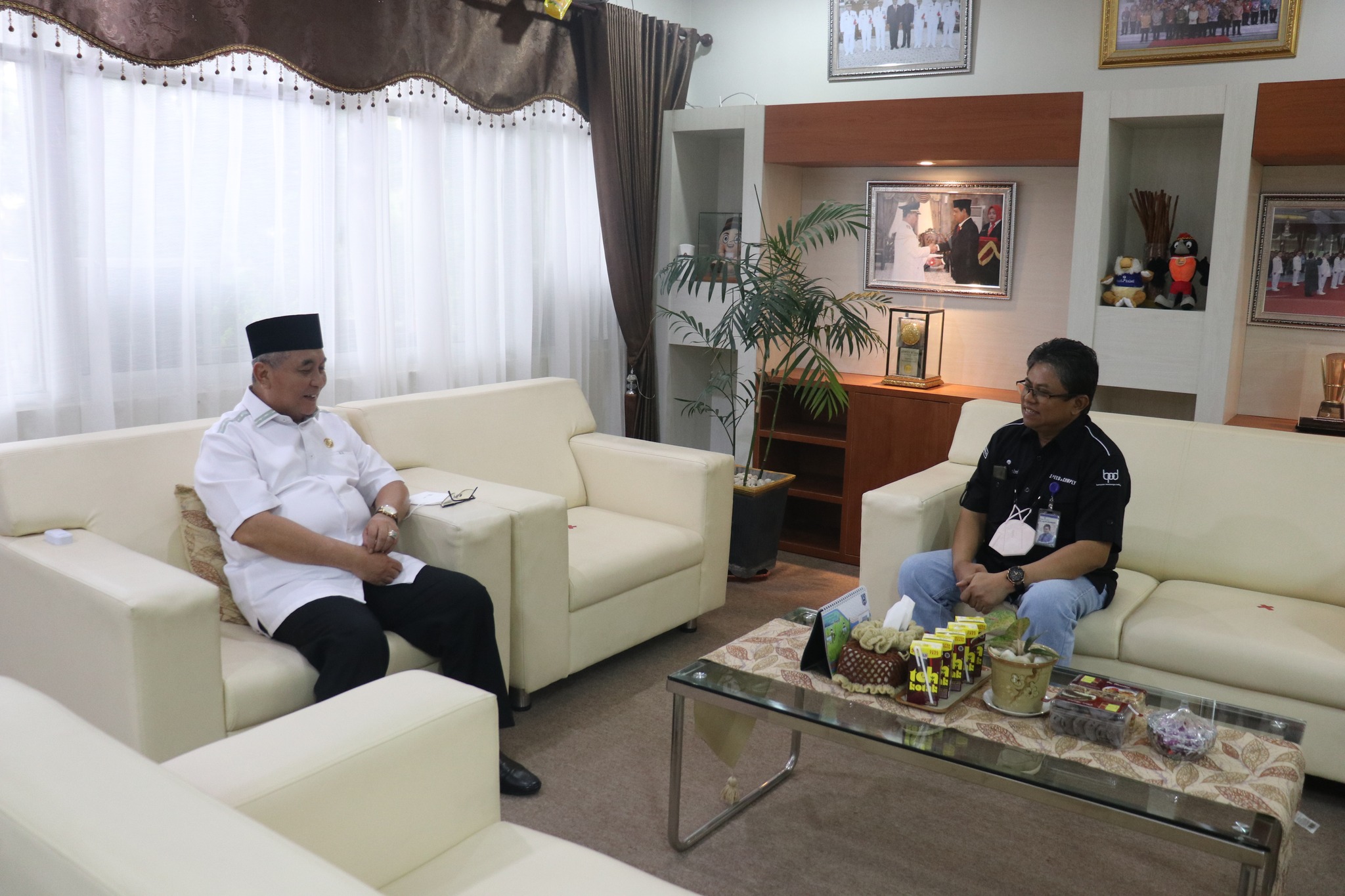 BUPATI HSS MENERIMA KUNJUNGAN SILATURAHMI DARI PIMPINAN BANK KALSEL CABANG KANDANGAN