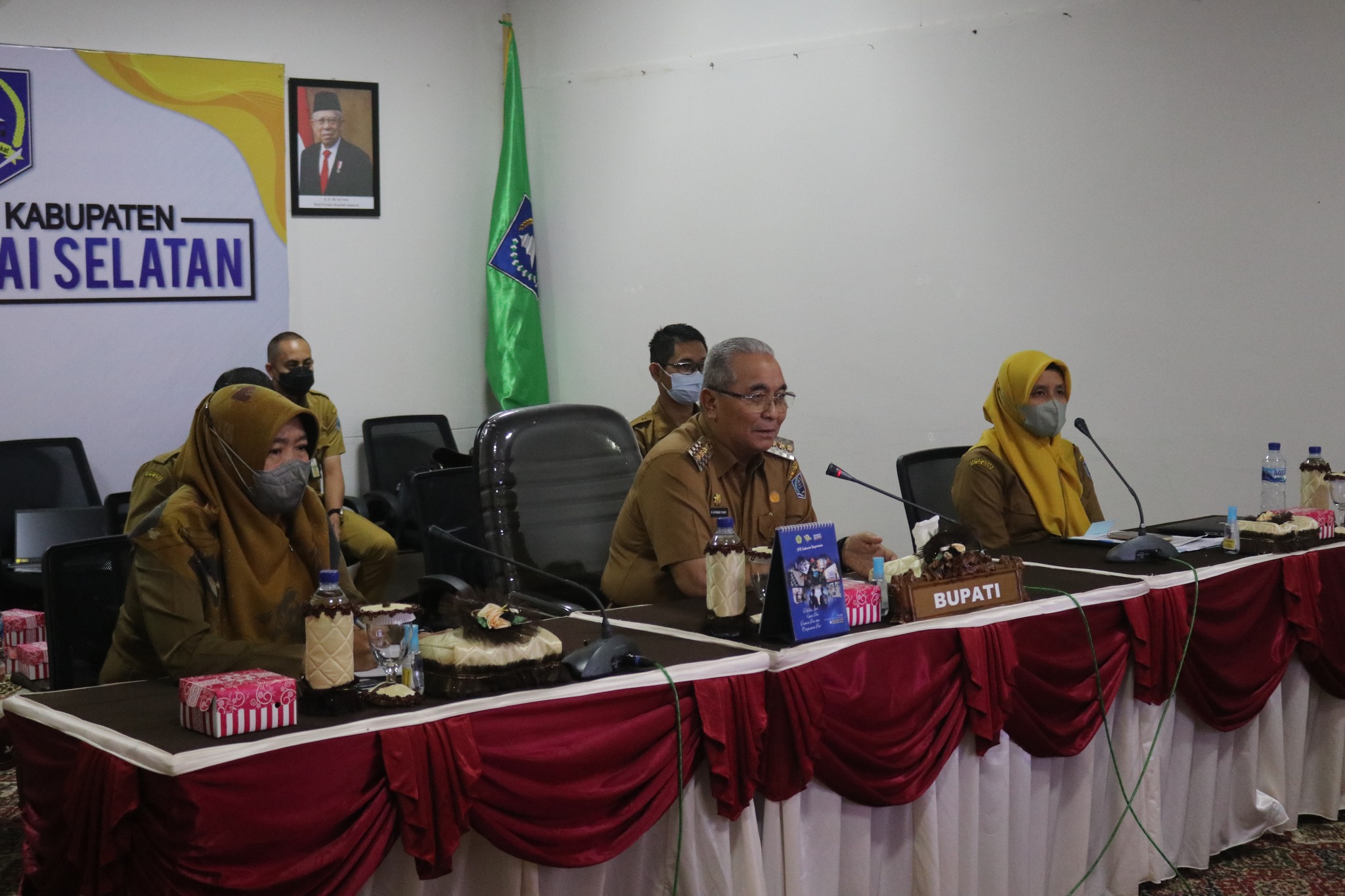 Bupati HSS Melaksanakan Wawancara Dengan Tim Surveyor Komisi Akreditasi Rumah Sakit Melalui Video Conference