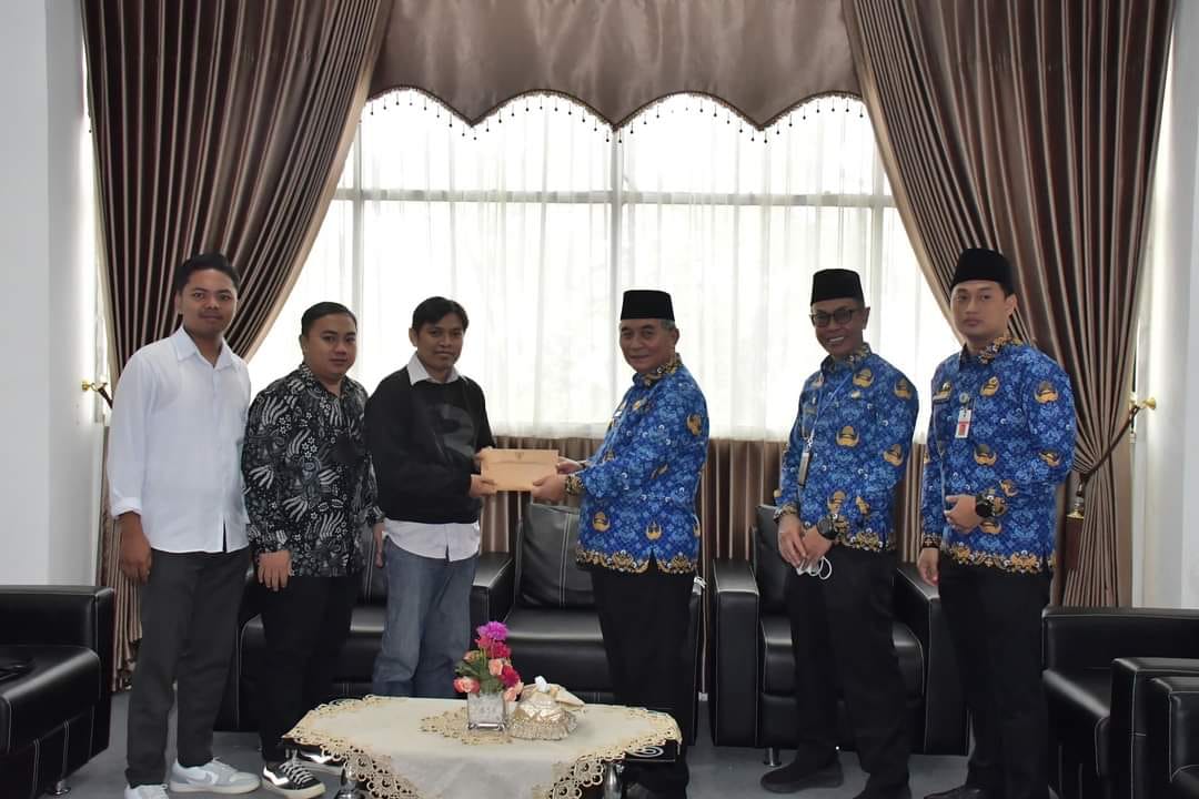 Bupati HSS Serahkan Bantuan Untuk Komunitas Pemain Musik HSS