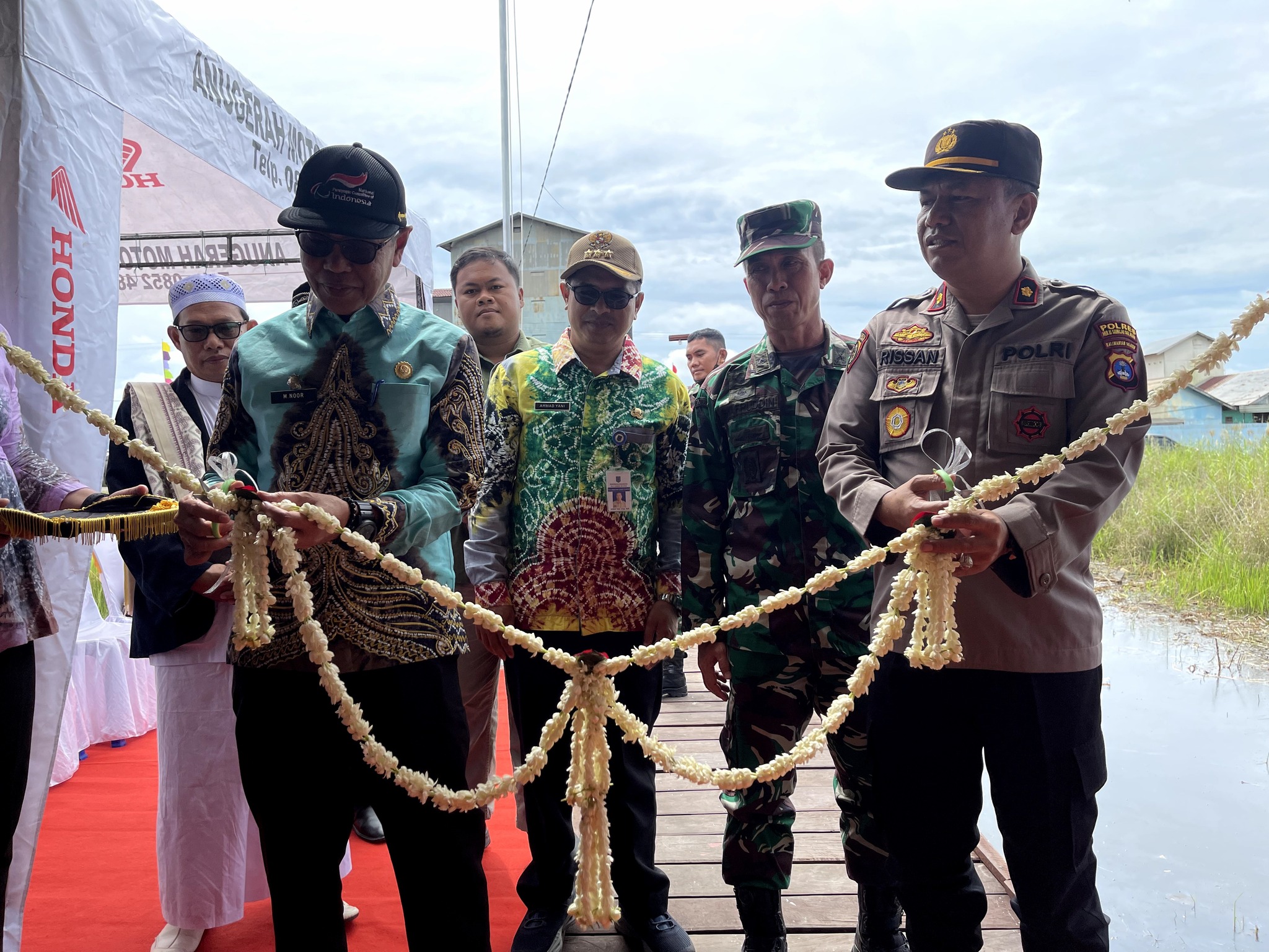 Sekda HSS Bersama Waka Polres HSS Lakukan Pengukuhan Pos Polisi Sub Sektor Daha Barat Polsek Daha Selatan