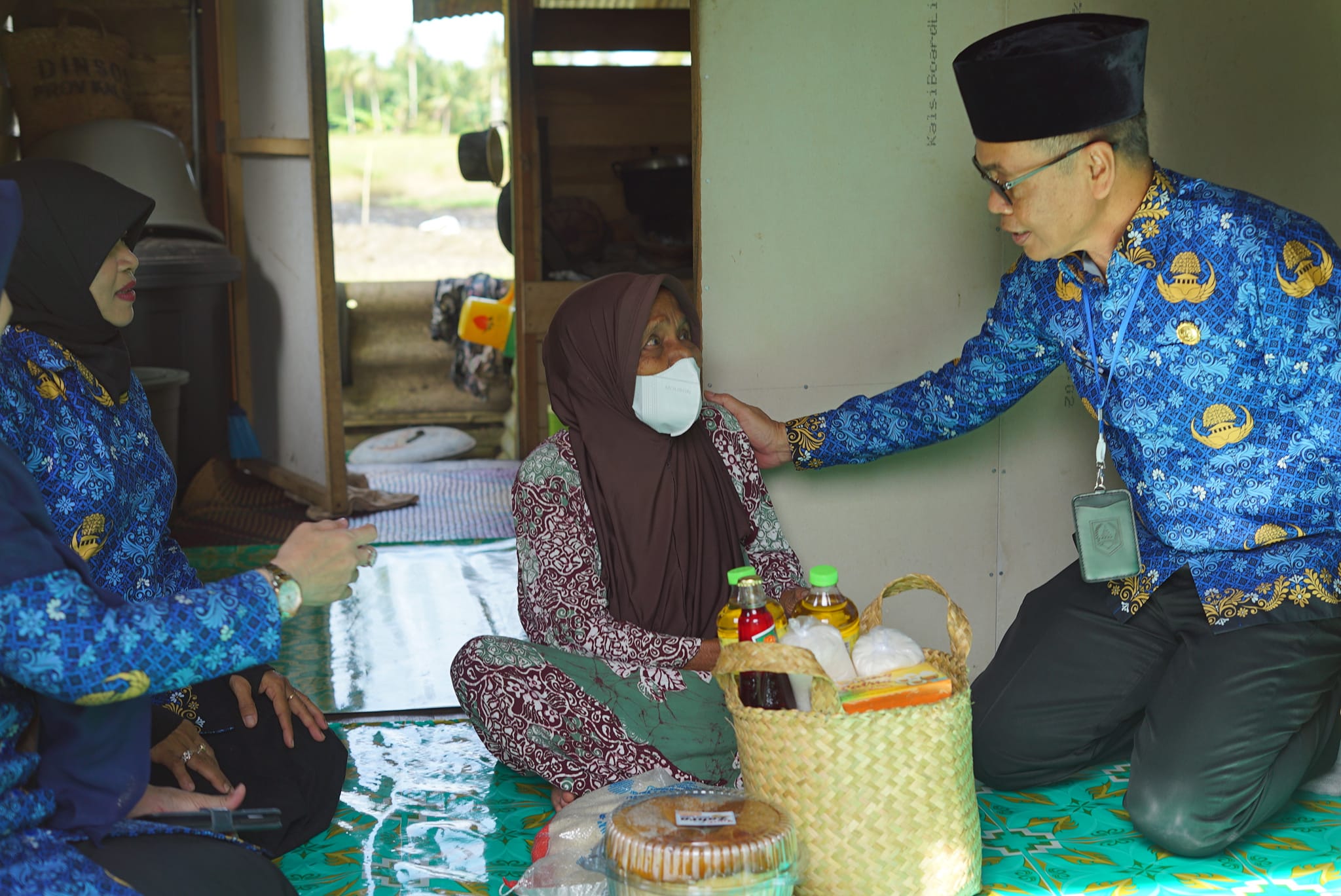 Jelang Hari Jadi Ke-72, Sekda Kab. HSS Kunjungi Lansia Asuh di Desa Panjampang Bahagia