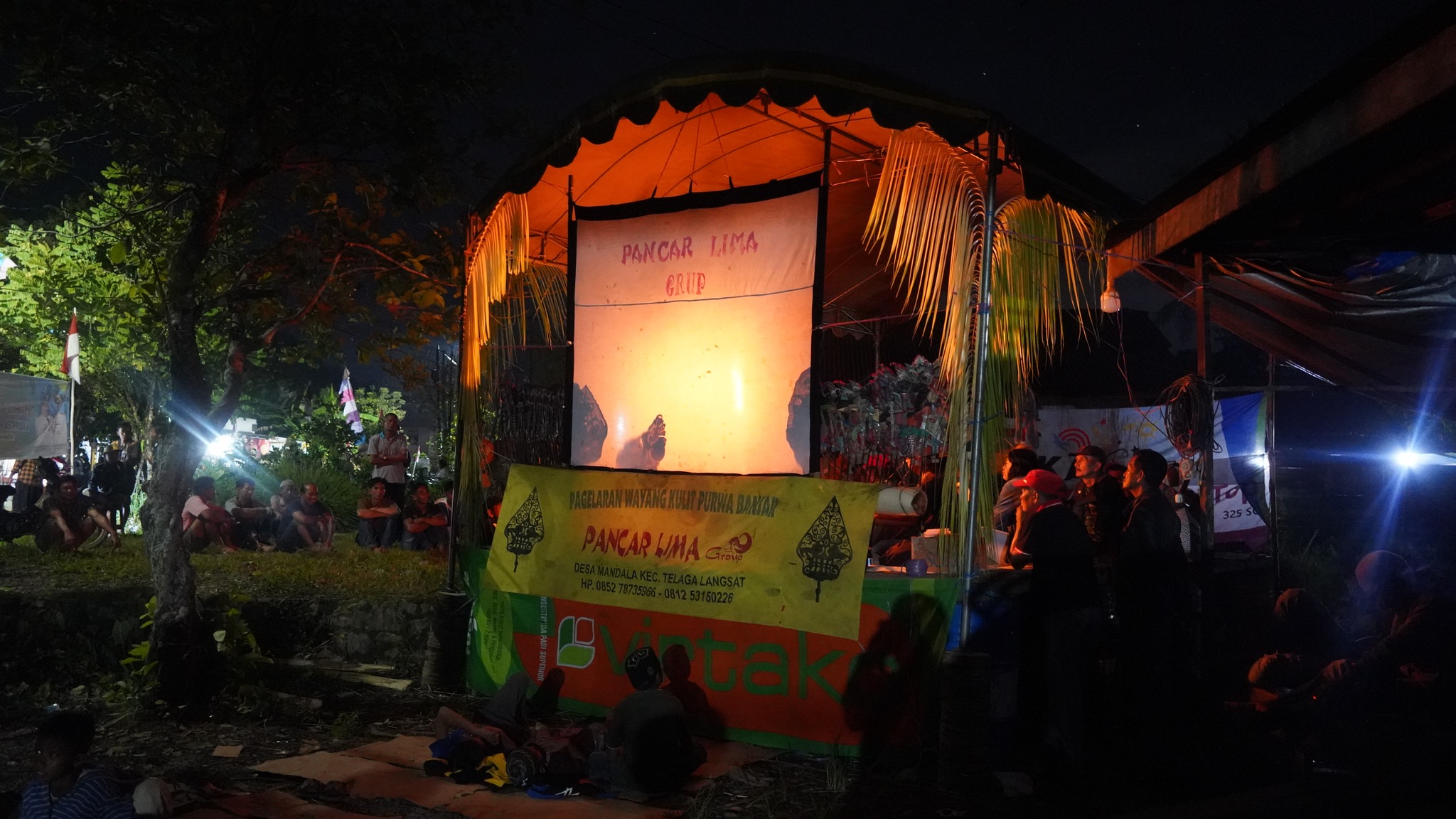Wabup HSS Saksikan Pagelaran Wayang Kulit Di Desa Sungai Kupang
