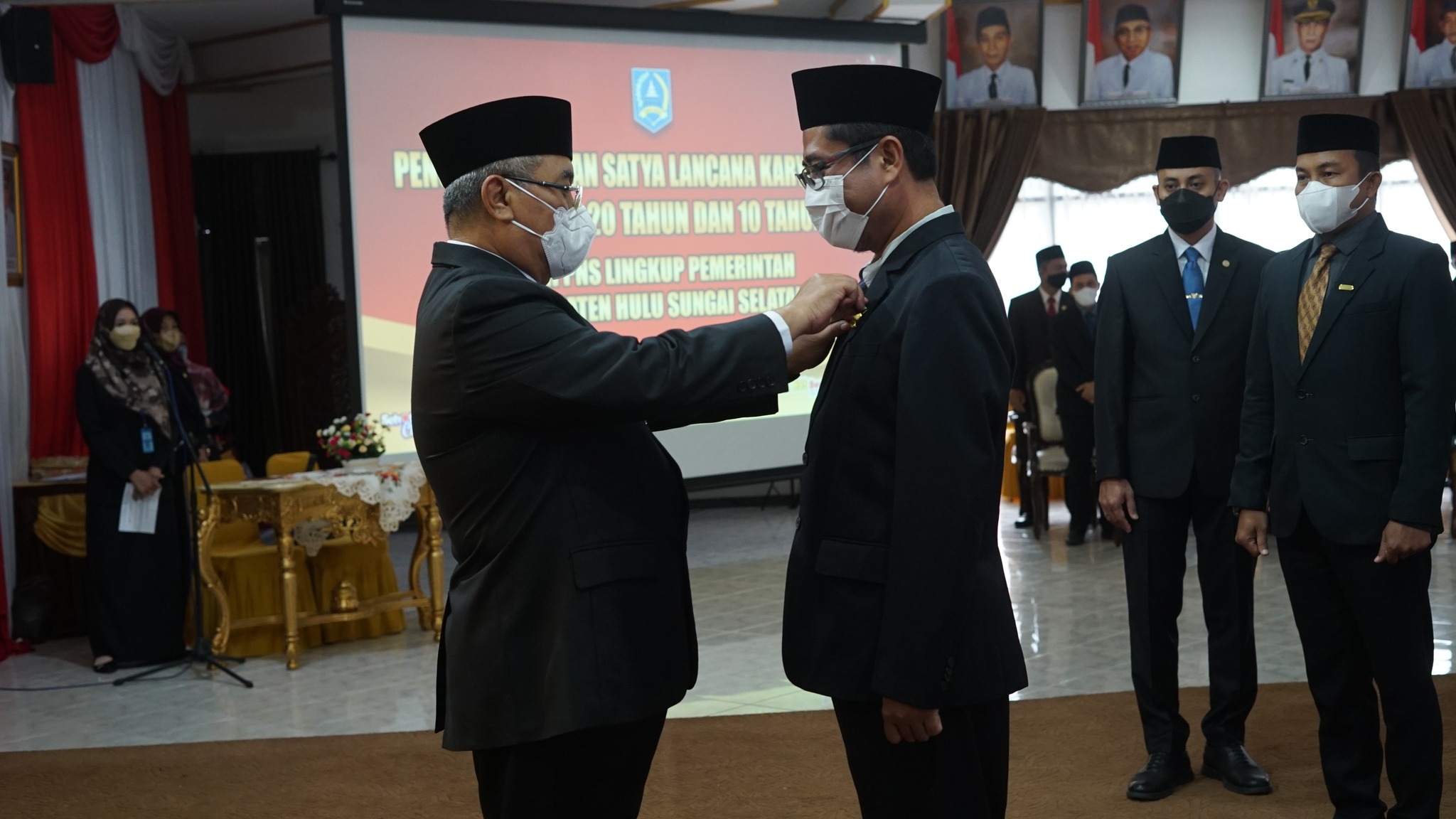 Bupati HSS Sematkan Penghargaan Tanda Kehormatan Satya Lencana Karya Satya Di Lingkungan Pemkab HSS