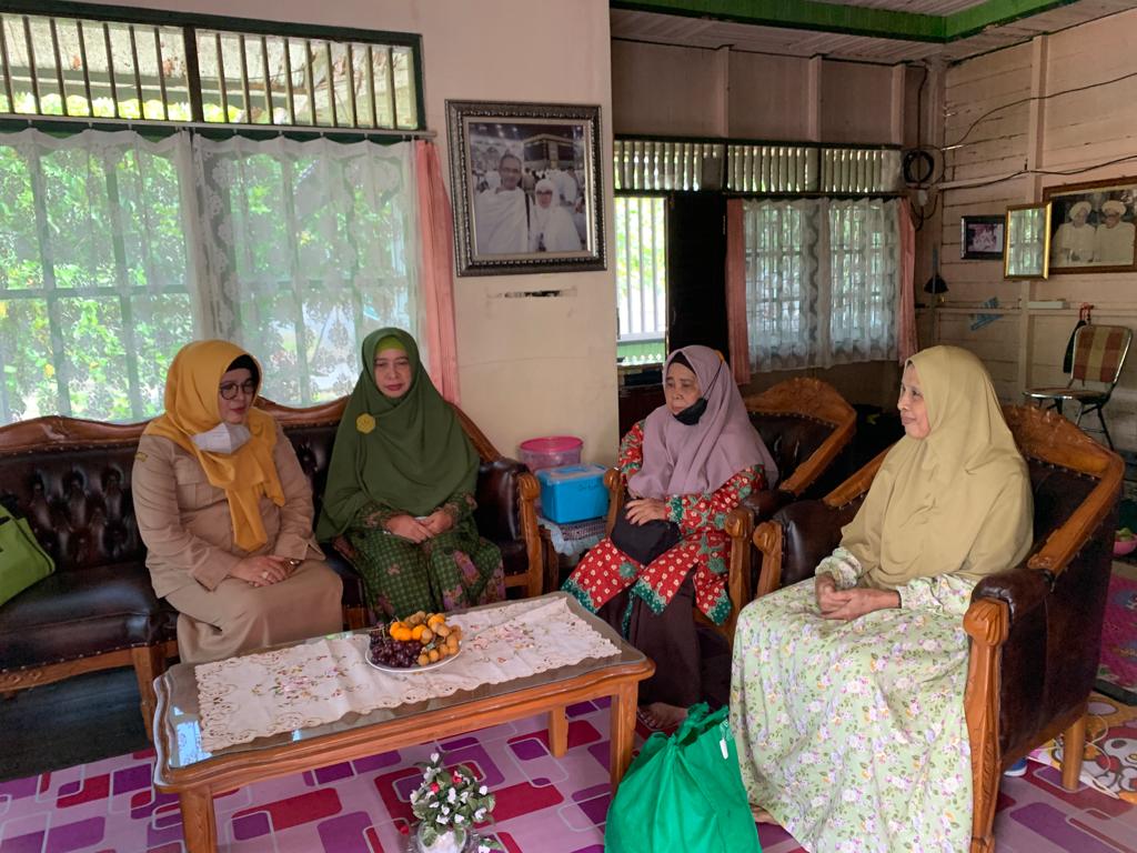 PERINGATI HARI IBU, ORGANISASI WANITA SE KABUPATEN HSS SILAHTURAHMI DENGAN TOKOH-TOKOH WANITA