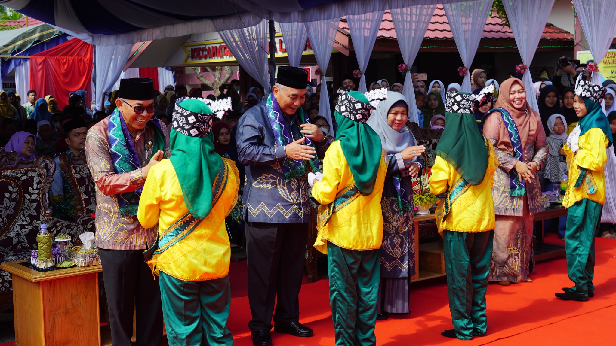 BUPATI HSS BERSAMA WAKIL BUPATI HSS HADIRI KEMERIAHAN HARI JADI KECAMATAN TELAGA LANGSAT KE-72
