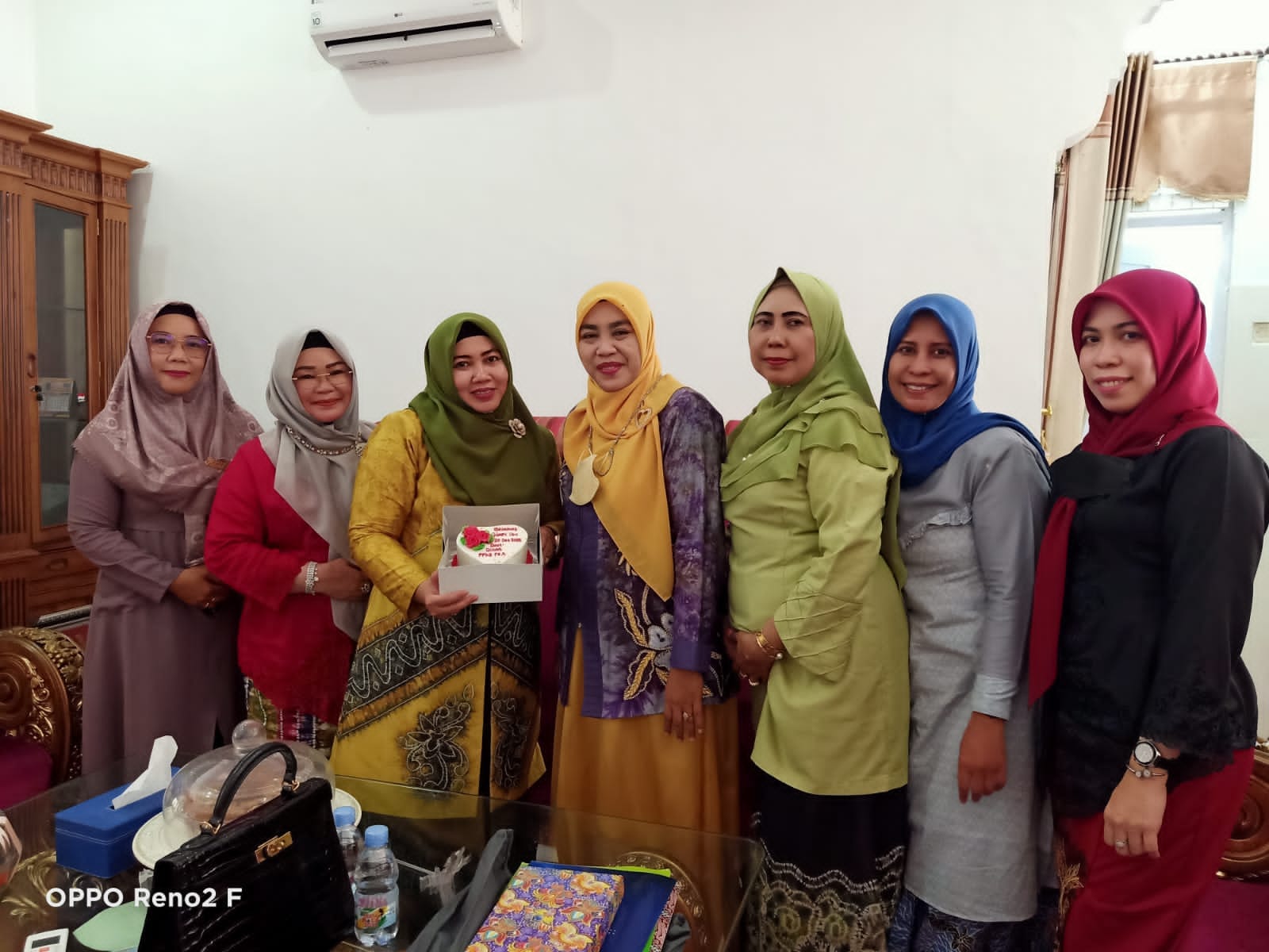 MASIH DALAM RANGKAIAN PERINGATAN HARI IBU KE-94, AKSI PEMBERIAN KUE TART TETAP BERLANJUT HINGGA PETANG