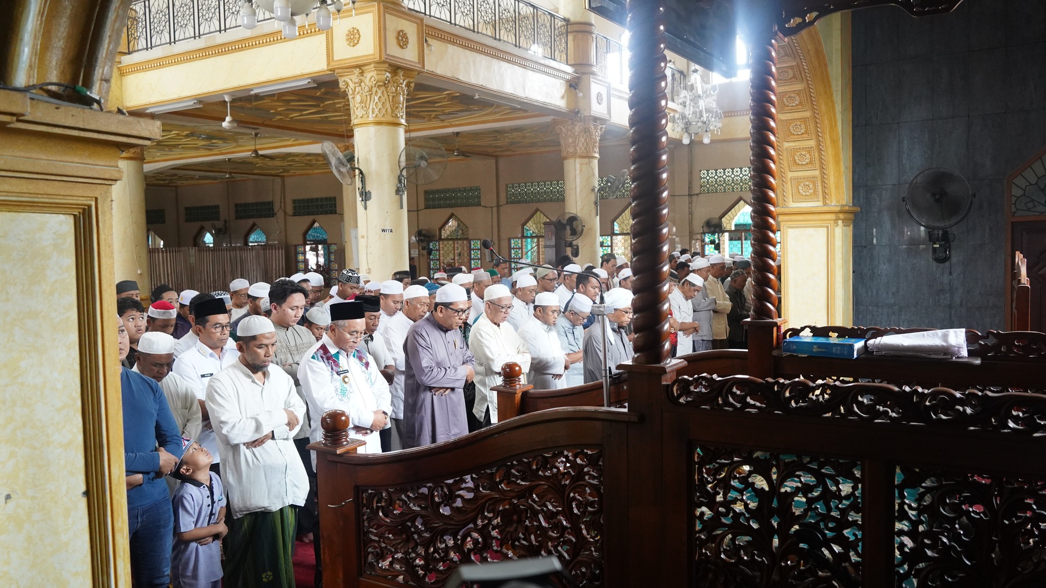 BUPATI TURUT IKUT MENSHOLATKAN JENAZAH ALMARHUM H. M. HUZAIRIN BIN JALADERI