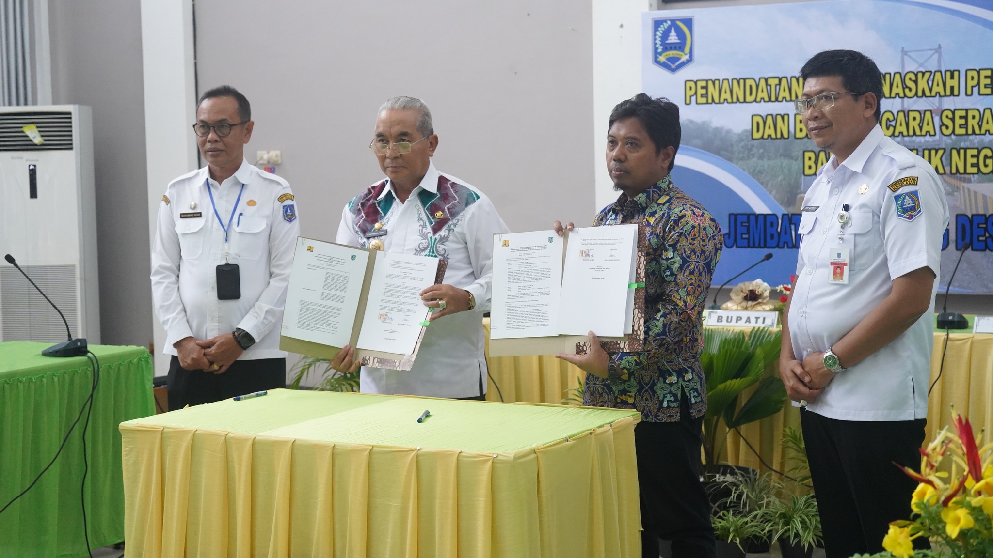 BUPATI MELAKUKAN PENANDATANGAN NASKAH PERJANJIAN HIBAH DAERAH DAN BERITA ACARA SERAH TERIMA BARANG MILIK NEGARA