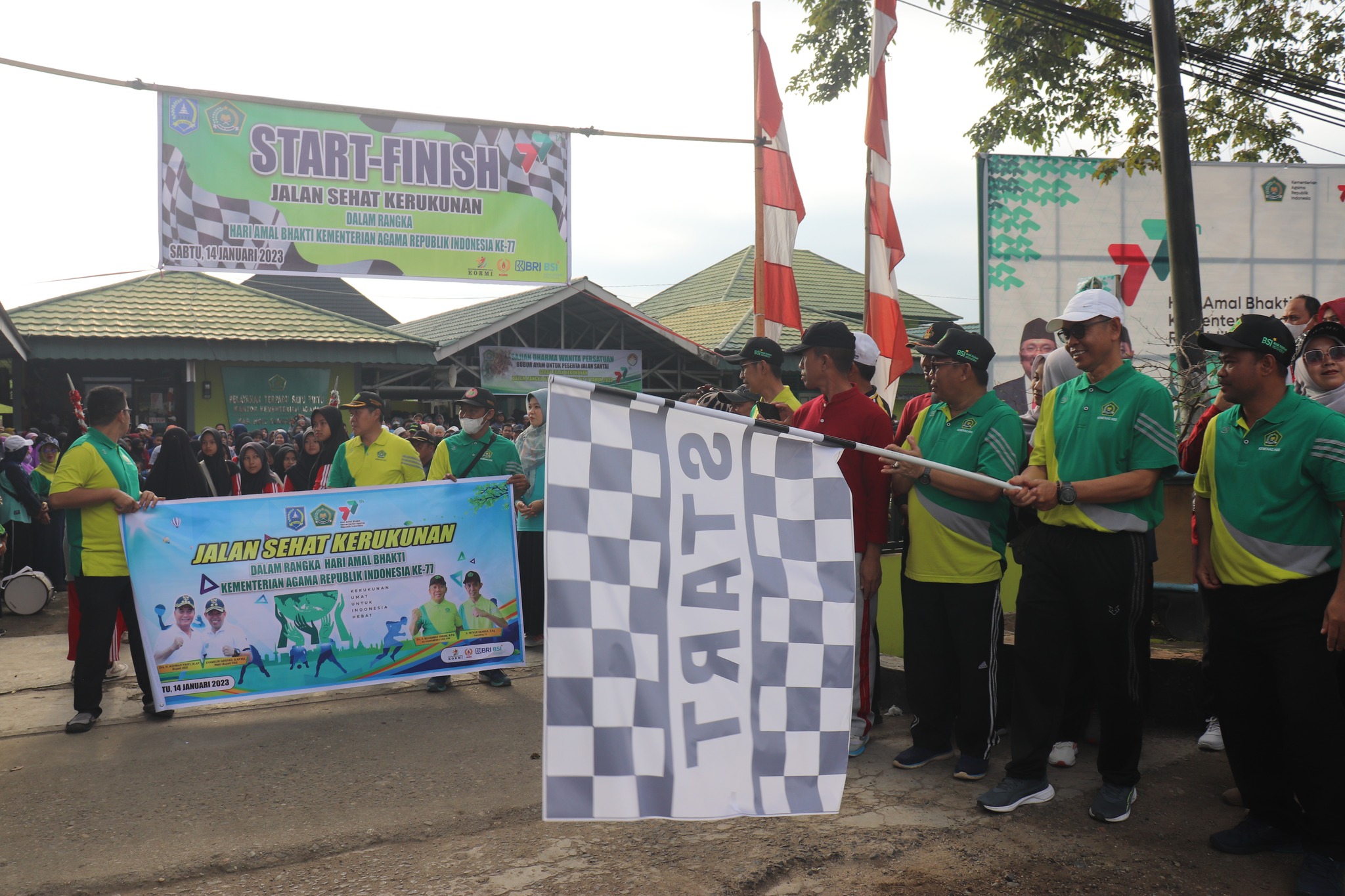 SEKDA LEPAS PESERTA JALAN SEHAT KERUKUNAN DALAM RANGKAIAN HAB KEMENAG HSS