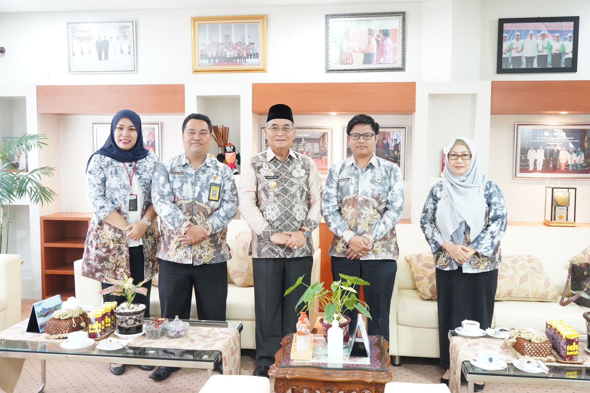 BUPATI TERIMA TAMU DARI KETUA BAWASLU KAB. HSS