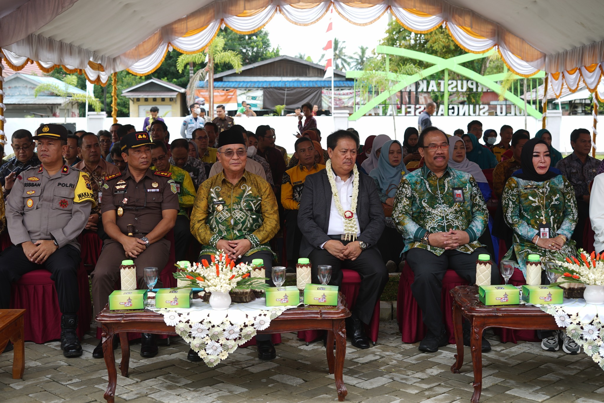BUPATI HSS DAMPINGI KEPALA PERPUSNAS RI MERESMIKAN GEDUNG LAYANAN PERPUSTAKAAN KAB. HSS