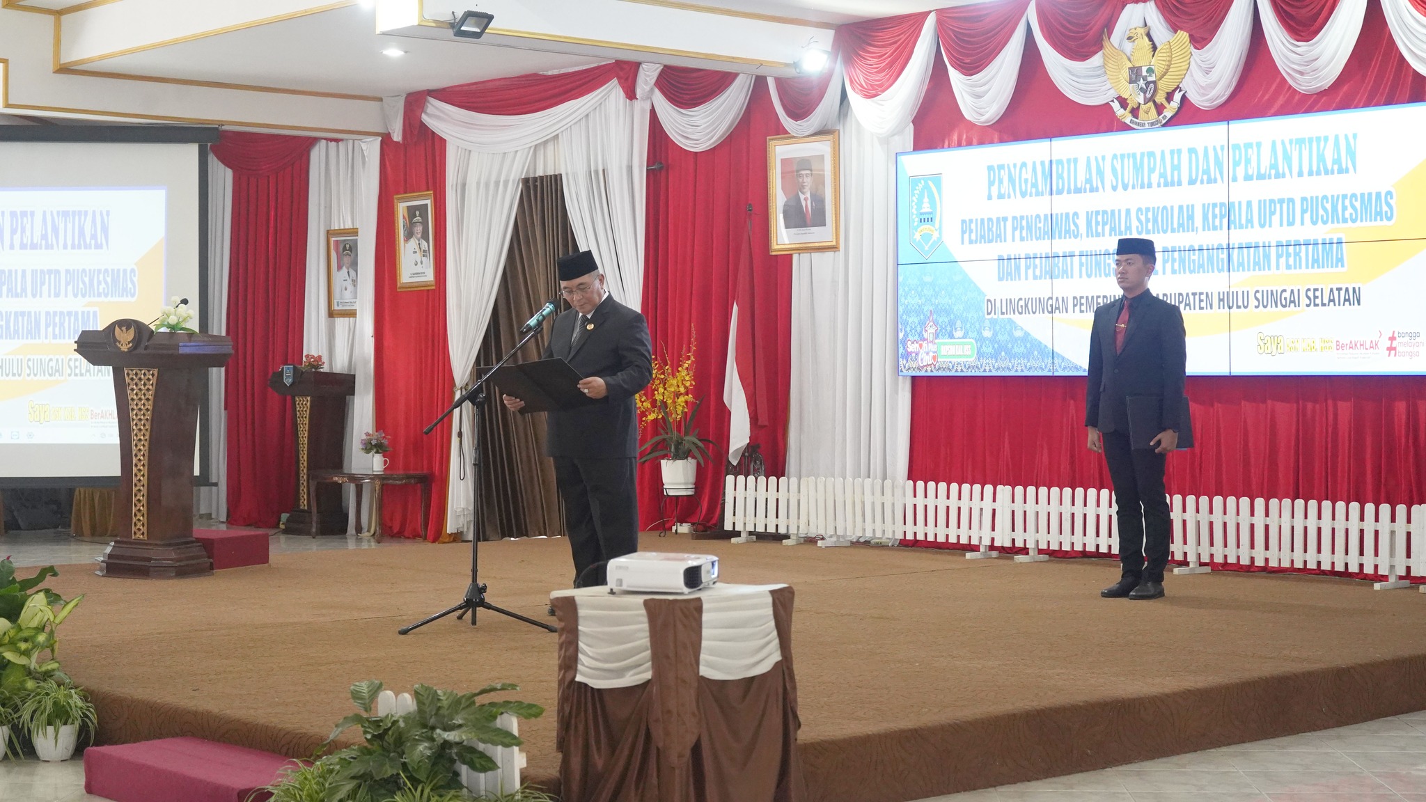 PENGAMBILAN SUMPAH DAN PELANTIKAN PEJABAT PENGAWAS, KEPALA SEKOLAH, KEPALA UPTD PUSKESMAS, DAN PEJABAT FUNGSIONAL PENGANGKATAN PERTAMA