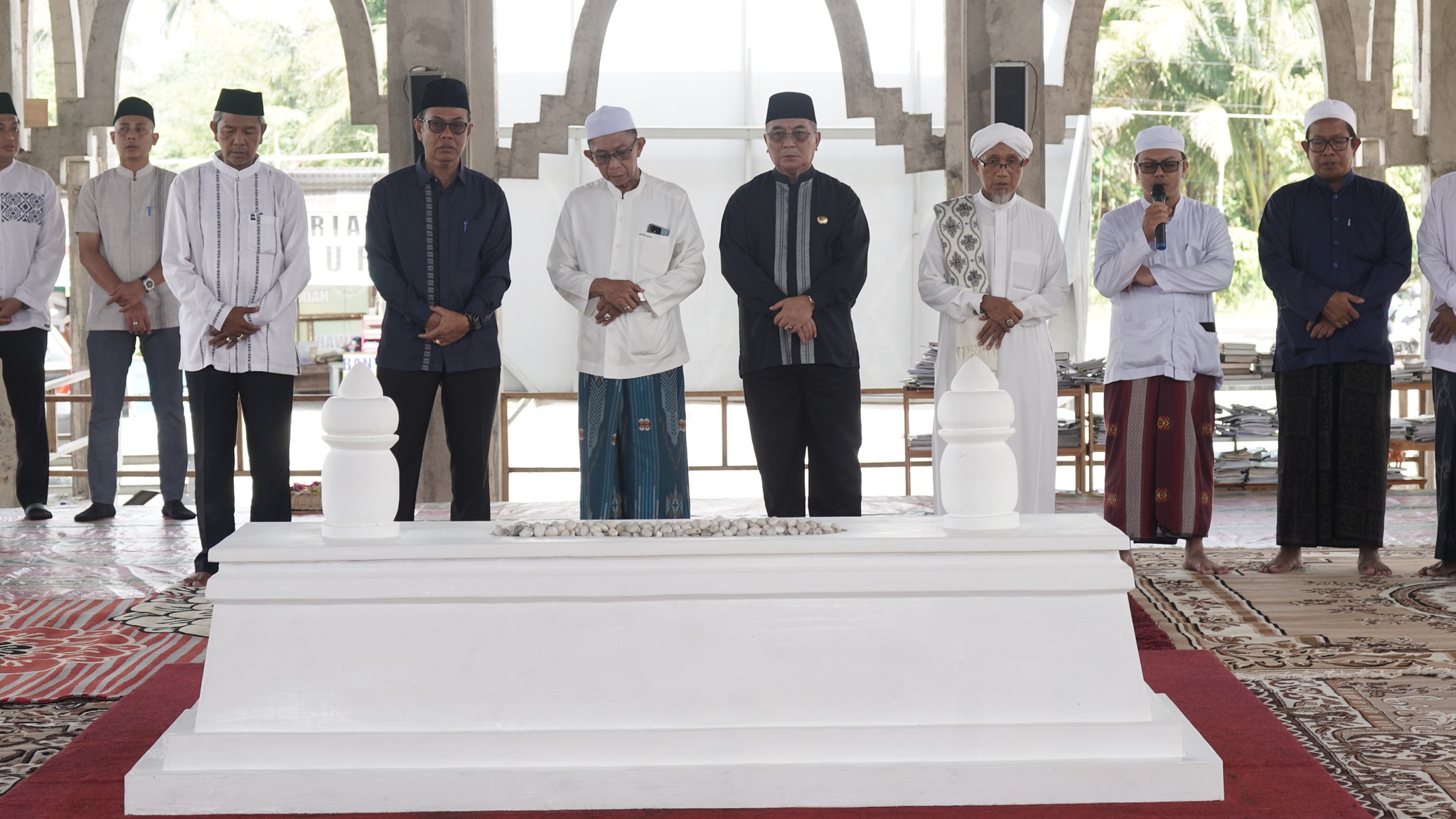 WUJUD KECINTAAN KEPADA ULAMA, PEMKAB HSS ZIARAH MAKAM ULAMA