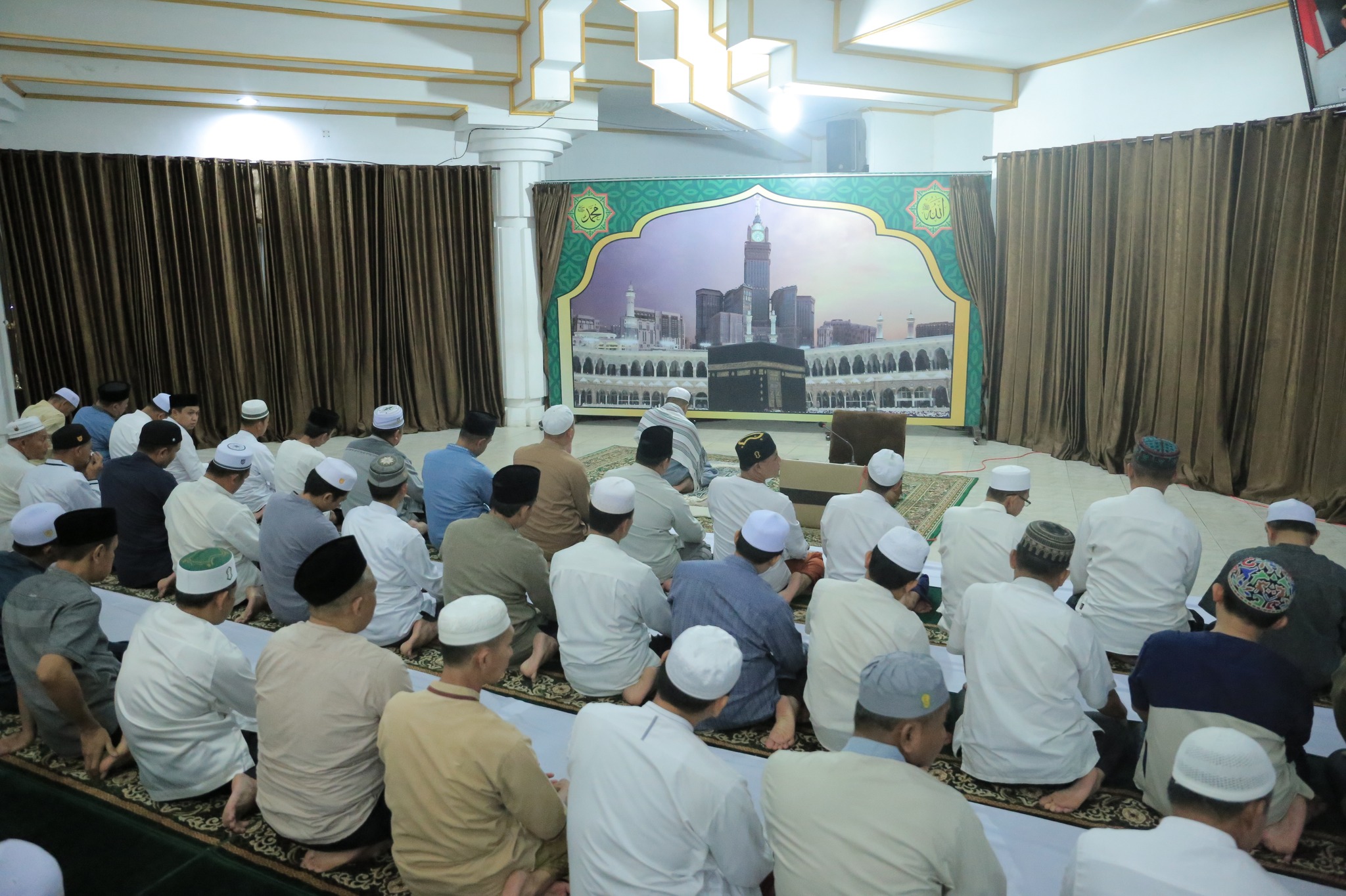 BUPATI HSS BESERTA JAJARANNYA KEMBALI LAKSANAKAN SHOLAT ISYA DAN TARAWIH BERJAMAAH DI PENDOPO KABUPATEN
