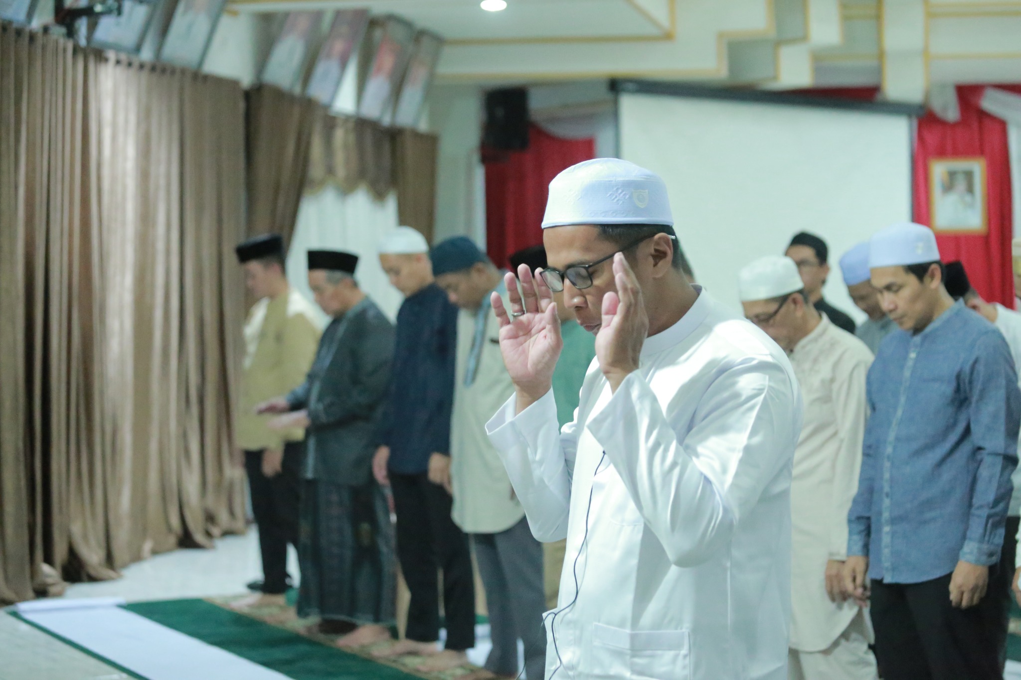 PEMKAB HSS KEMBALI LAKSANAKAN SHOLAT ISYA DAN TARAWIH BERJAMAAH DI PENDOPO KABUPATEN