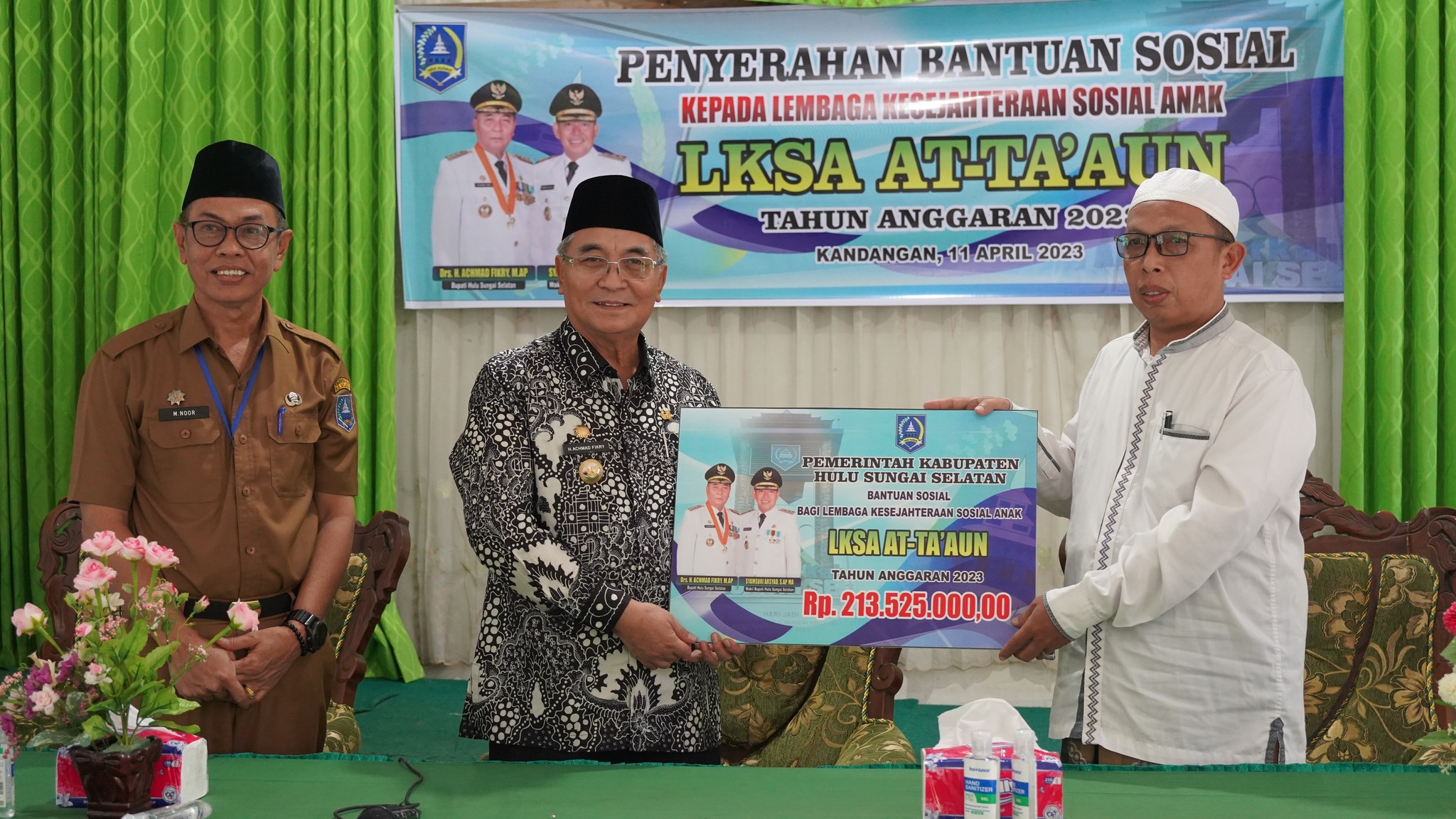 BUPATI HSS SERAHKAN BANTUAN SOSIAL KEPADA LKSA DI KECAMATAN KANDANGAN