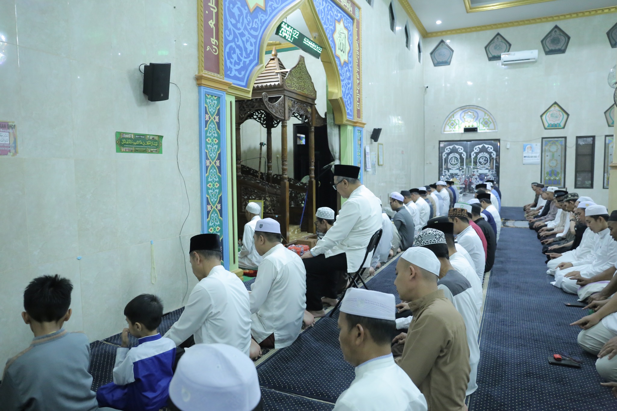 BUPATI HSS BESERTA JAJARANNYA LAKSANAKAN SHOLAT ISYA DAN TARAWIH BERJAMAAH DI MESJID AS-SALAM KEC. SUNGAI RAYA
